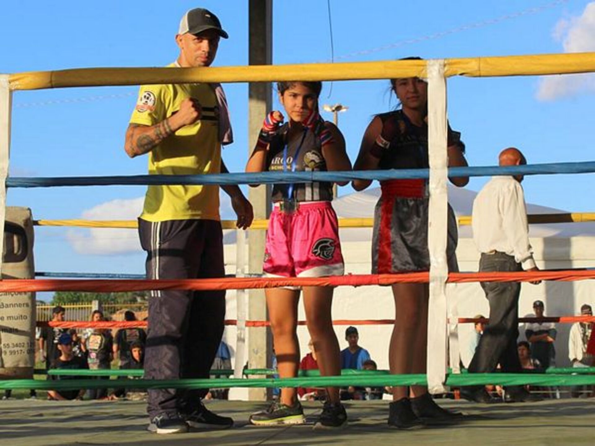 O técnico Fabiano Camargo com Mariele e Gabrielle Guimarães