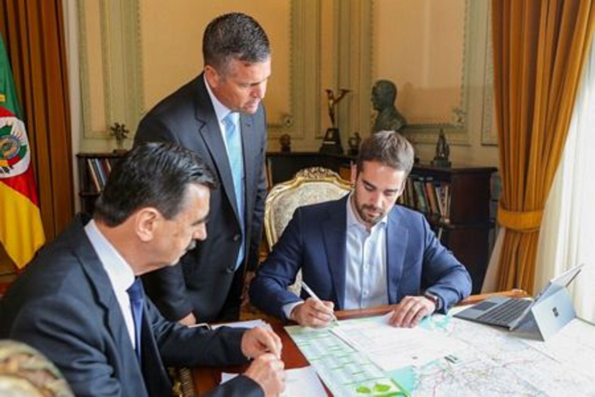 Assinatura ocorreu nesta tarde, no Palácio Piratini