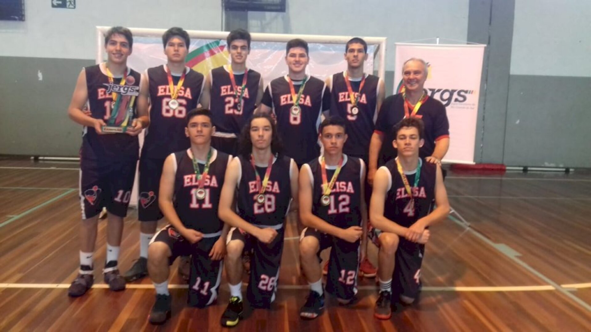 Em pé: Chrystopher, Kayser, Gustavo, João Victor Fernando e professor Coutinho; agachados: Brando, Severo, Francisco e Ronald