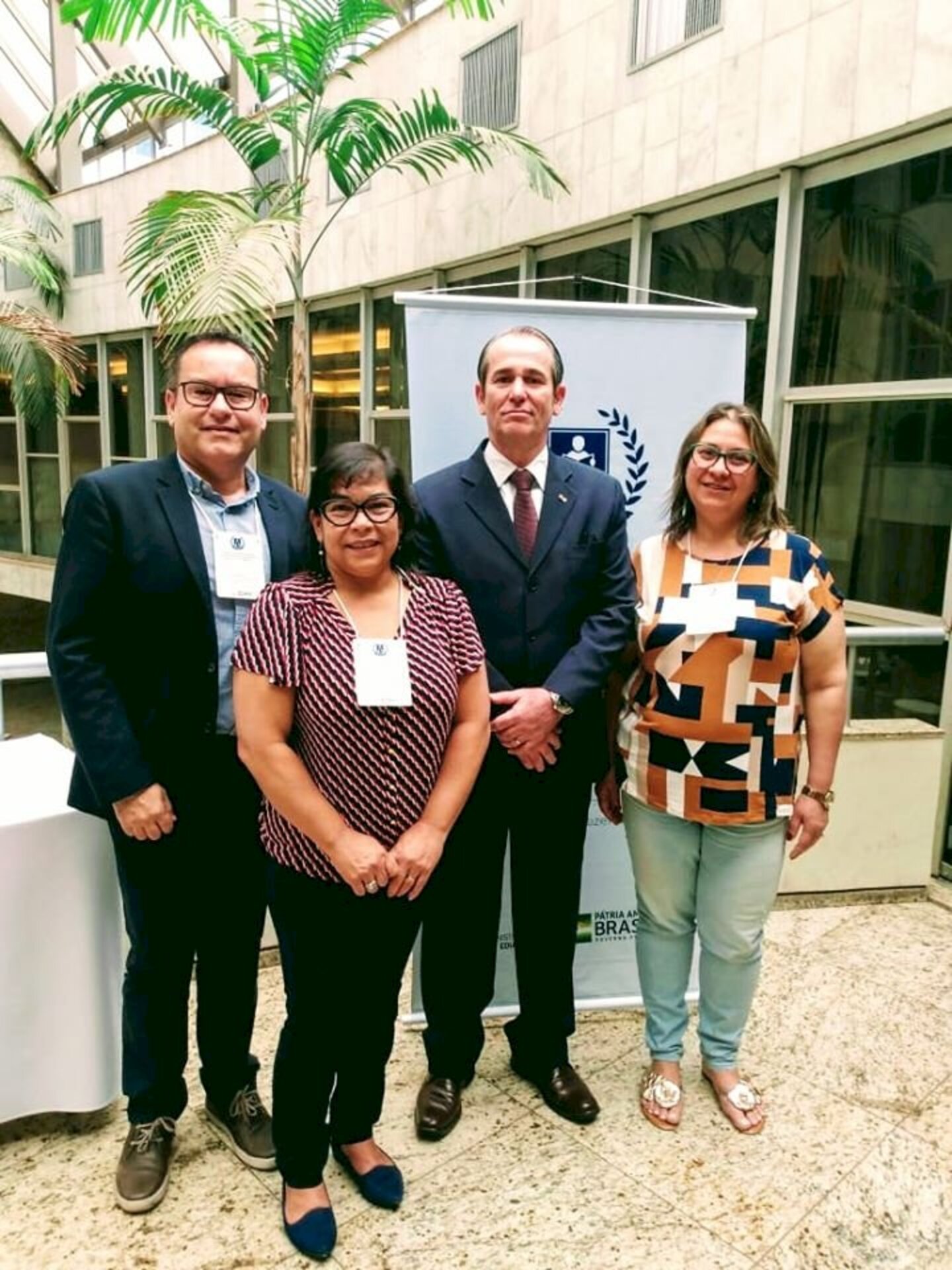 Secretário Emerson Ortiz (esq.) acompanhado do Coronel Cursino, responsável pelo programa à nível nacional, e as diretoras da escola CAIC, Laura Collazzo e Carla Ramos Duarte