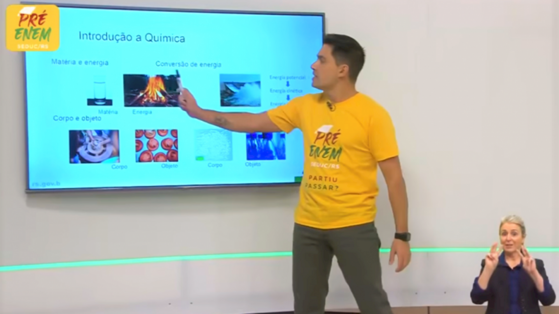 Professor Rui Alves, de Química, busca desmistificar a disciplina trazendo exemplos práticos do cotidiano para os estudantes