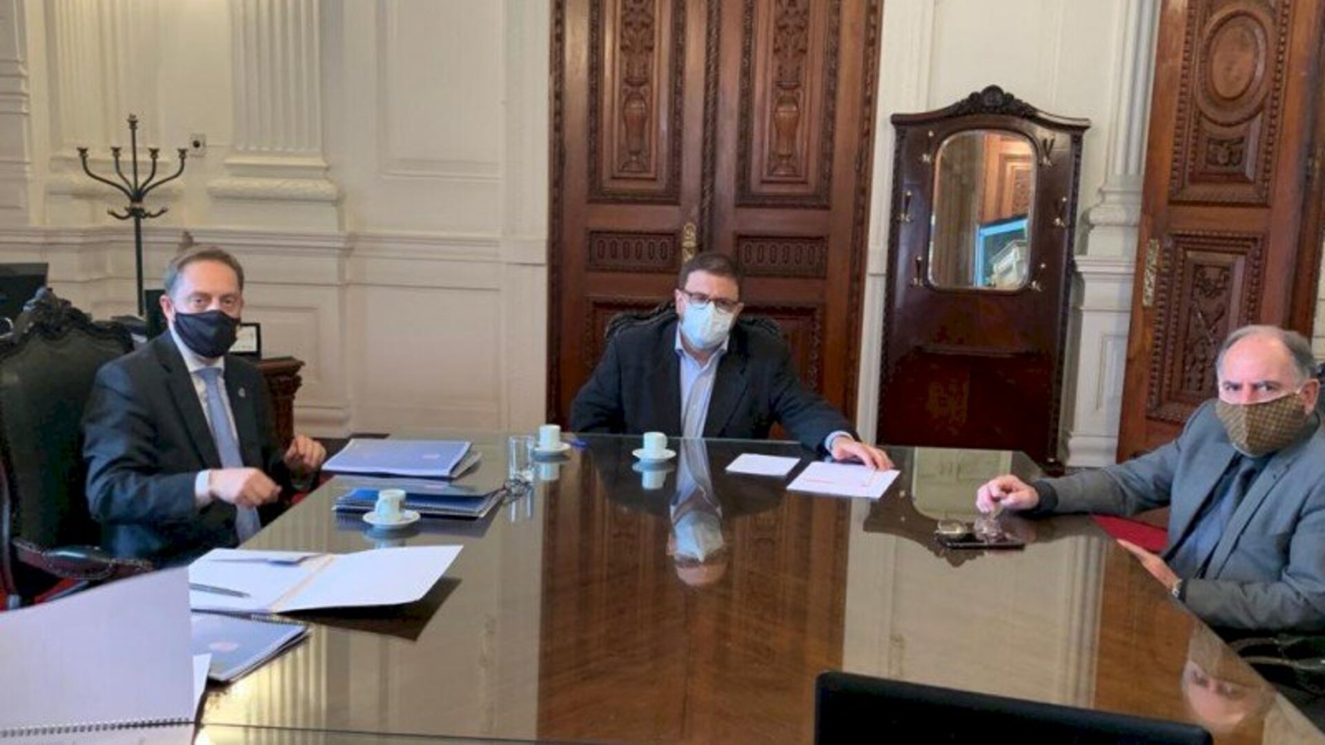 Presidente da FGF, Luciano Hocsman, secretário Gastal e secretário Vargas em reunião para estudar a volta do futebol