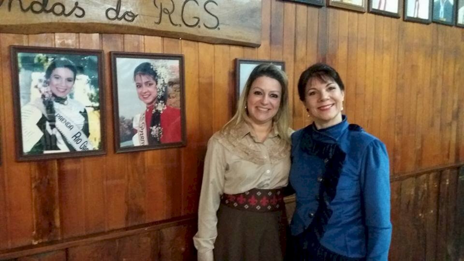 Alessandra à direita.