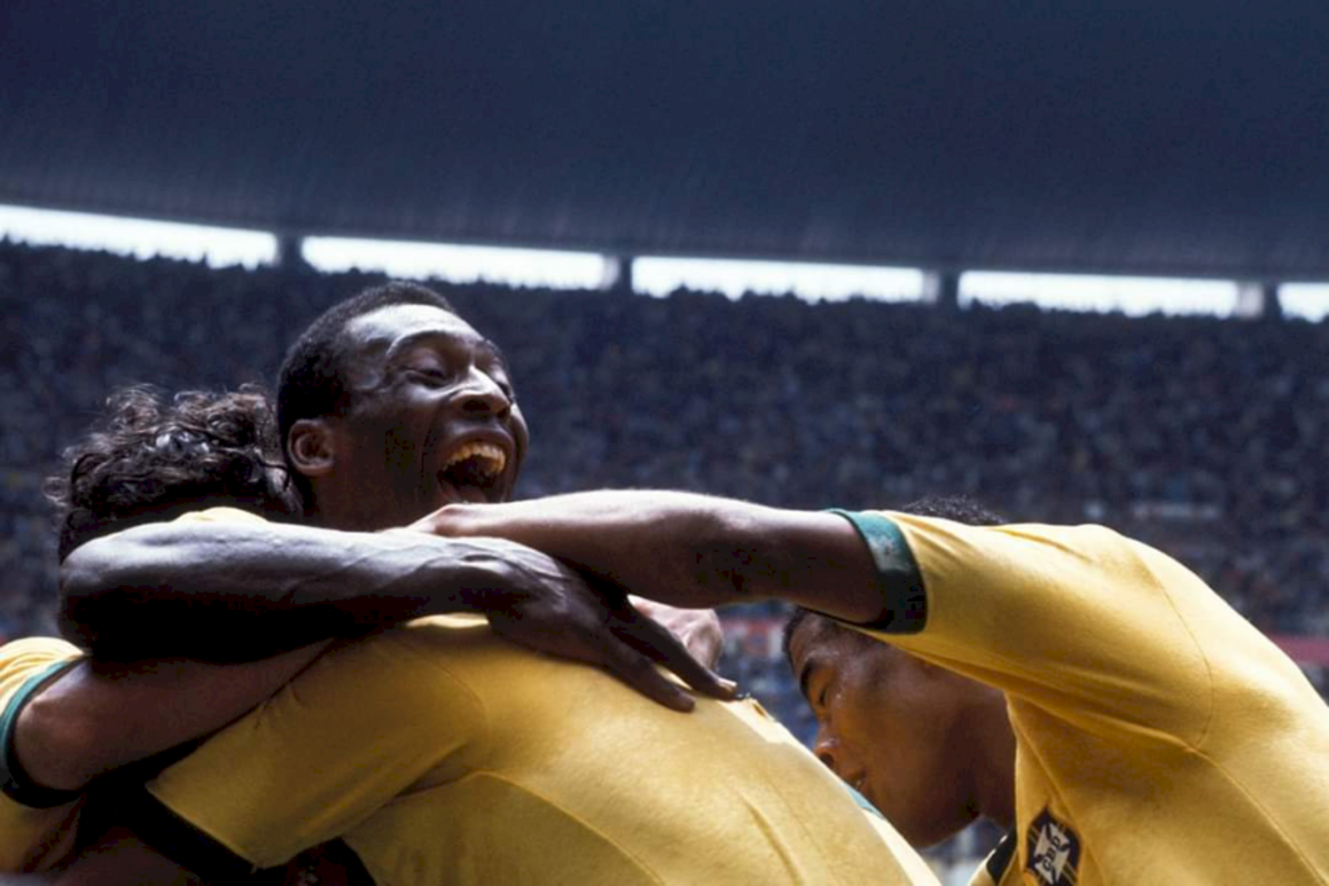 Pelé é abraçado por companheiros após gol de Carlos Alberto na final da Copa do Mundo de 1970