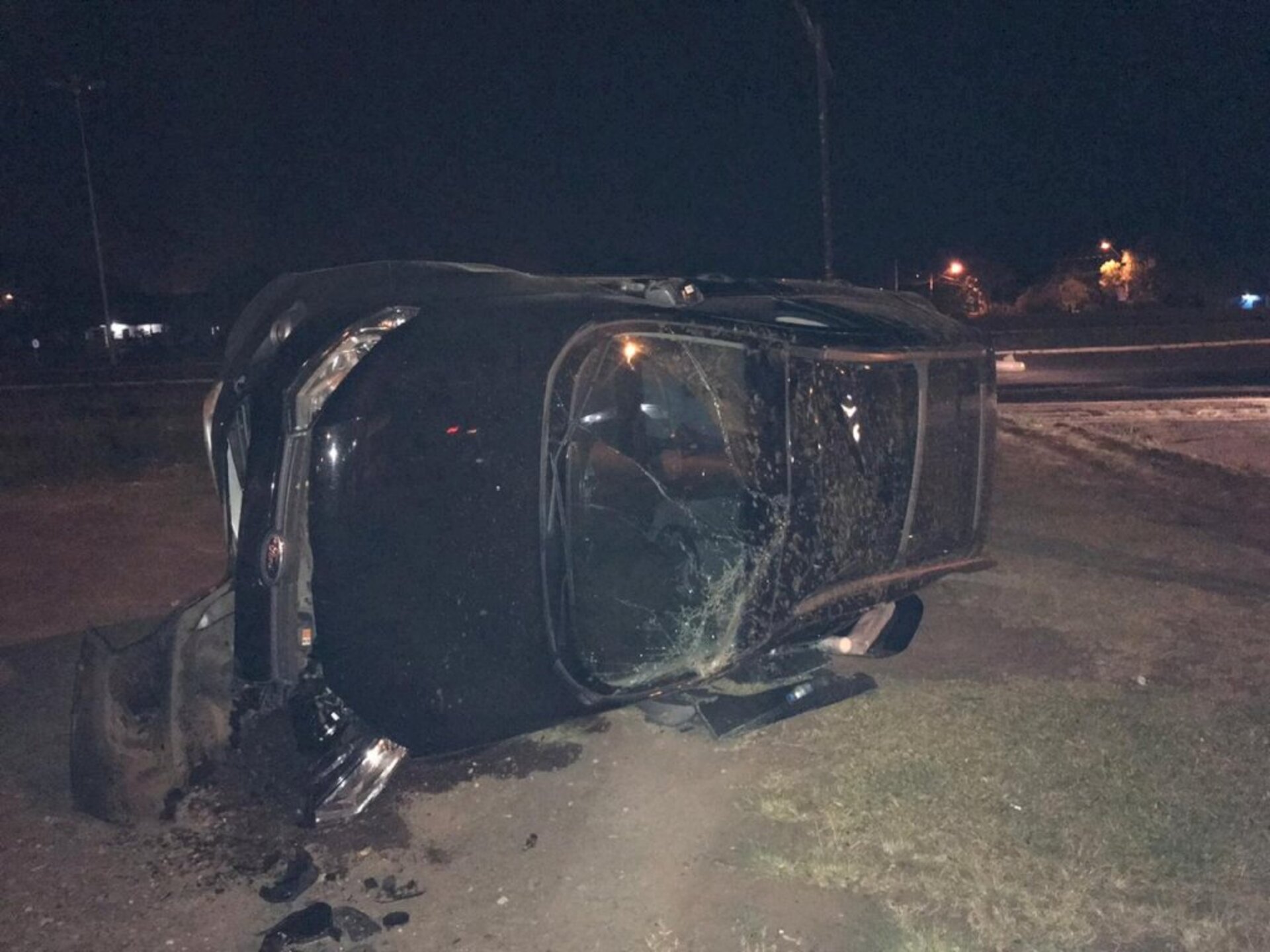 Carro capotou após motorista perder o controle