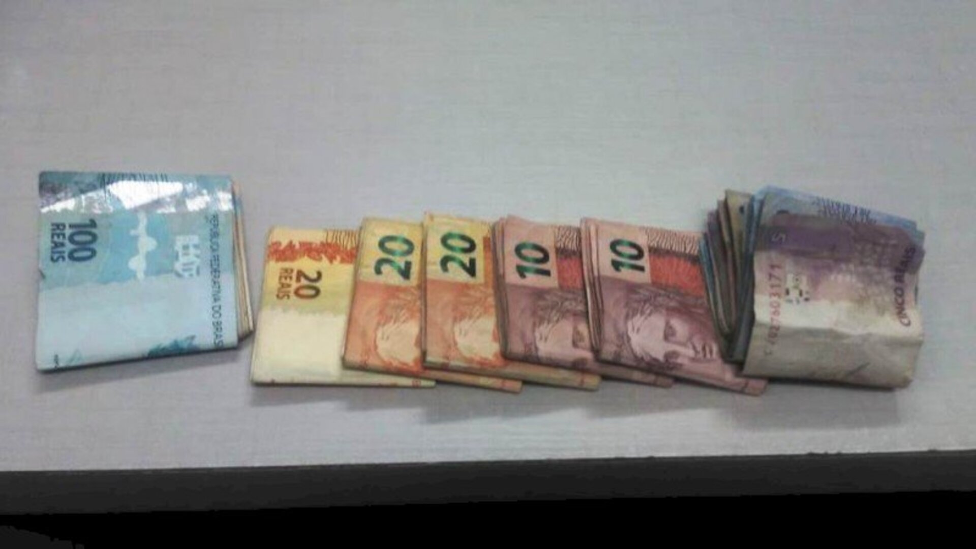 Com o suspeito foram apreendidos R$1.093,00 em espécie