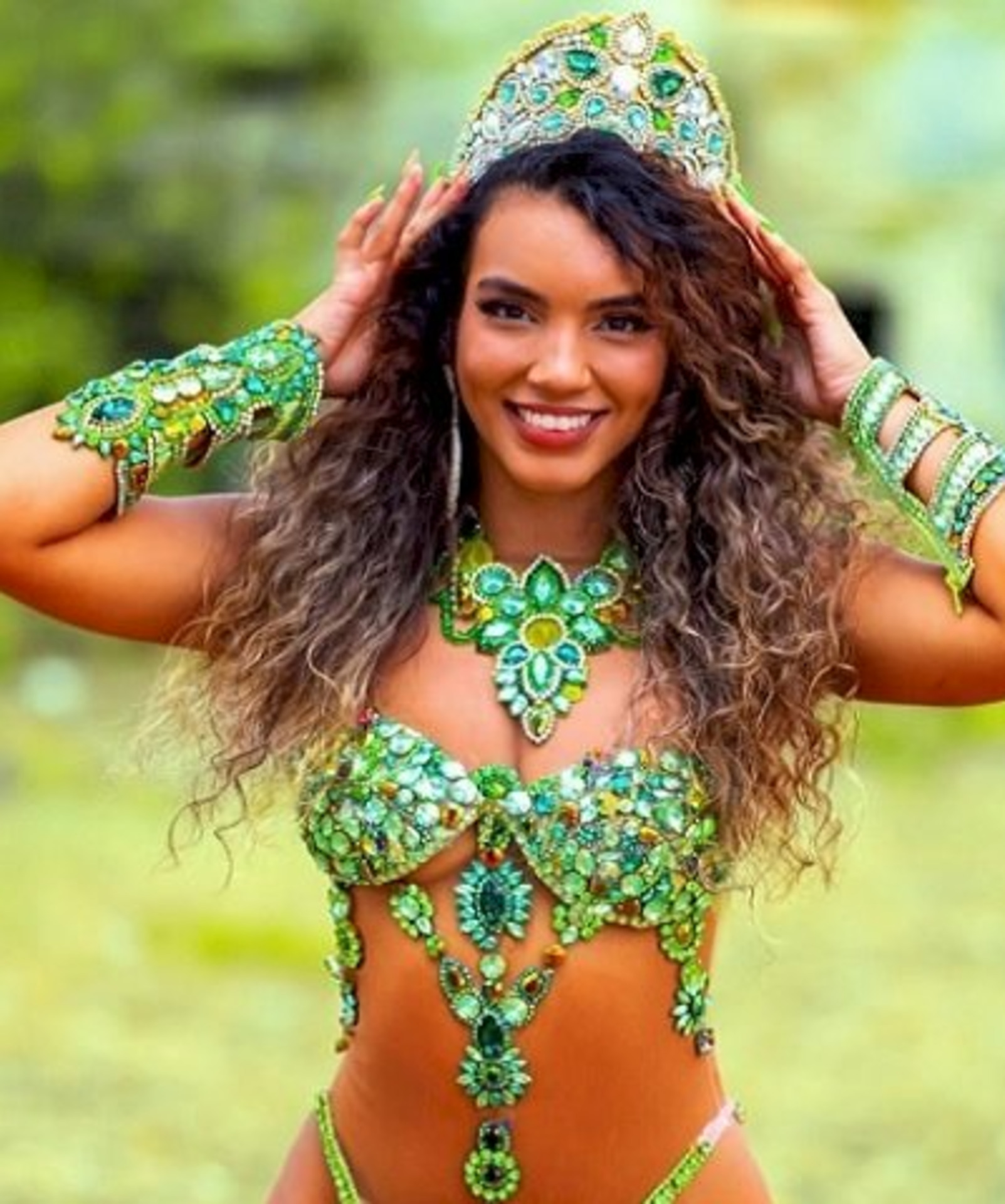 Tayná da Nova é Rainha de Bateria dos Rouxinóis.