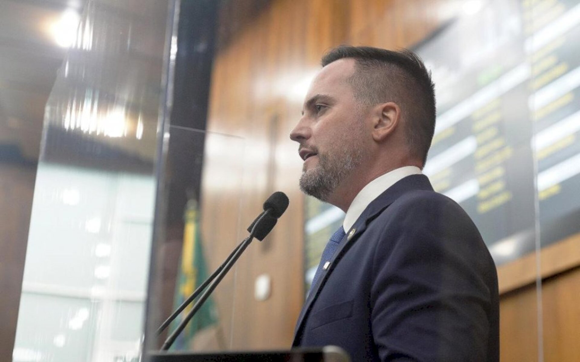 Fábio Ostermann questiona aprovação de bônus sem debate com a Assembleia Legislativa.