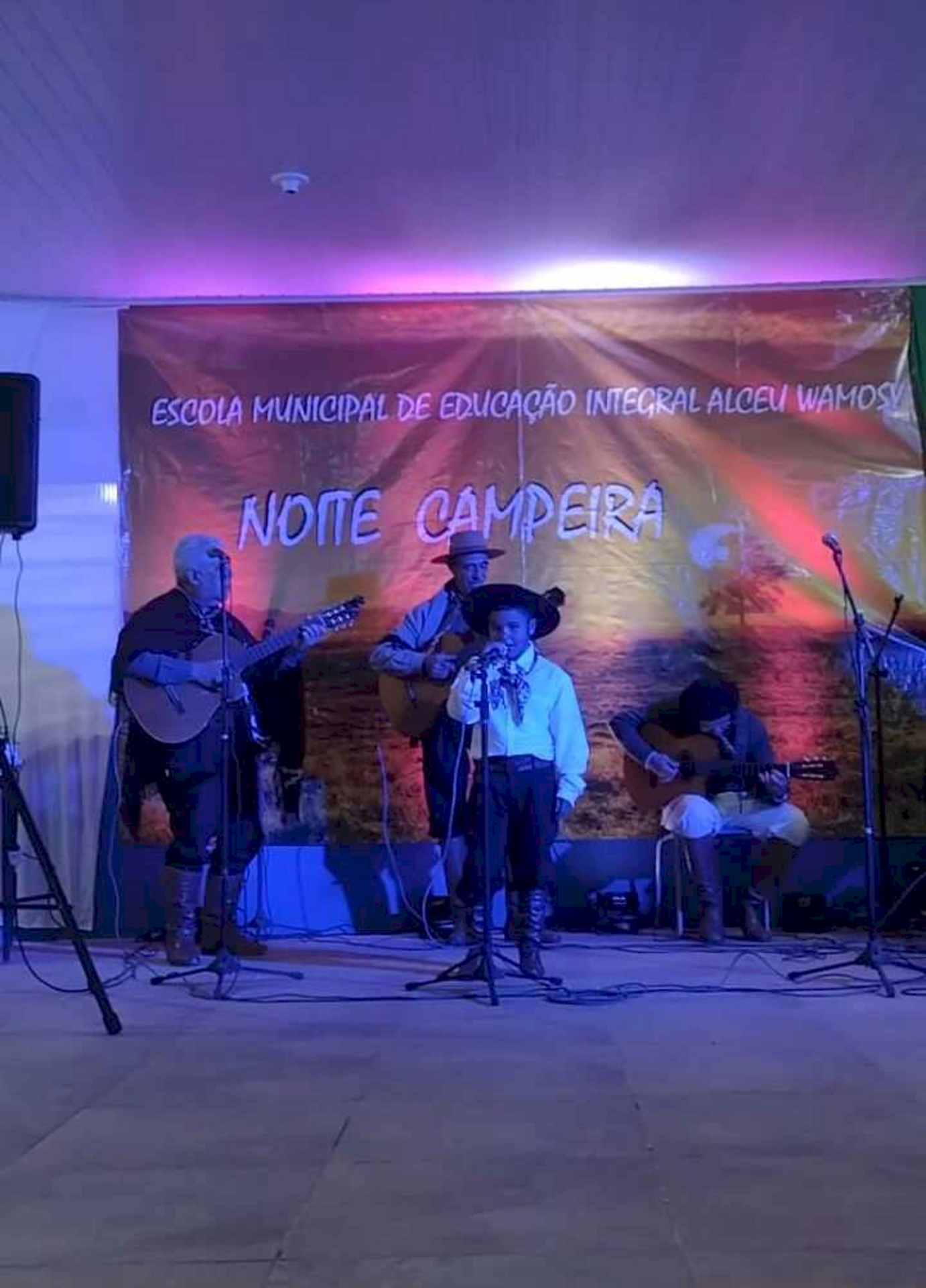 Ariel se apresentando na "Noite Campeira" na Escola Alceu Wamosy