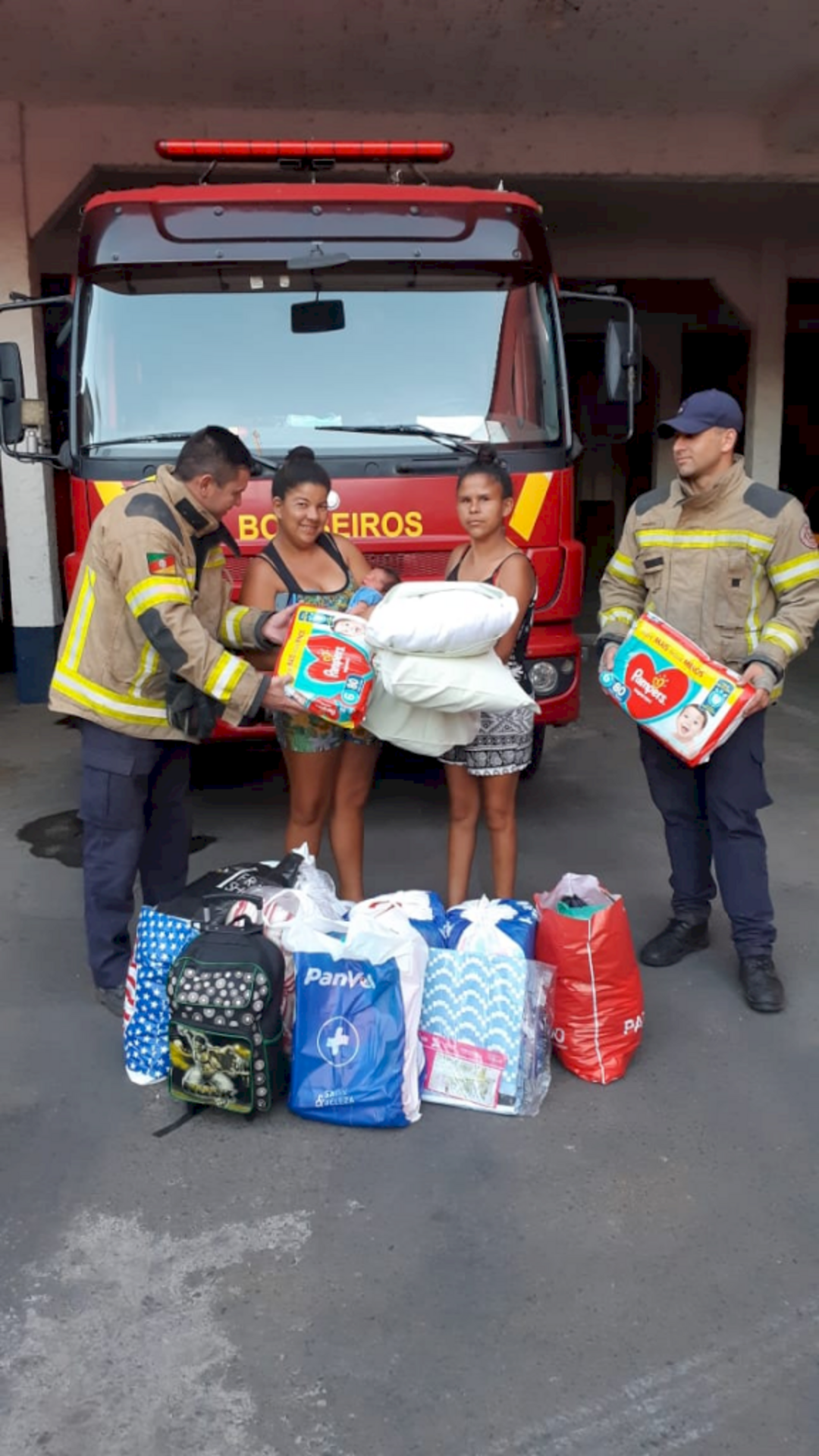 Corpo de bombeiros entregando dações feitas pela comunidade.