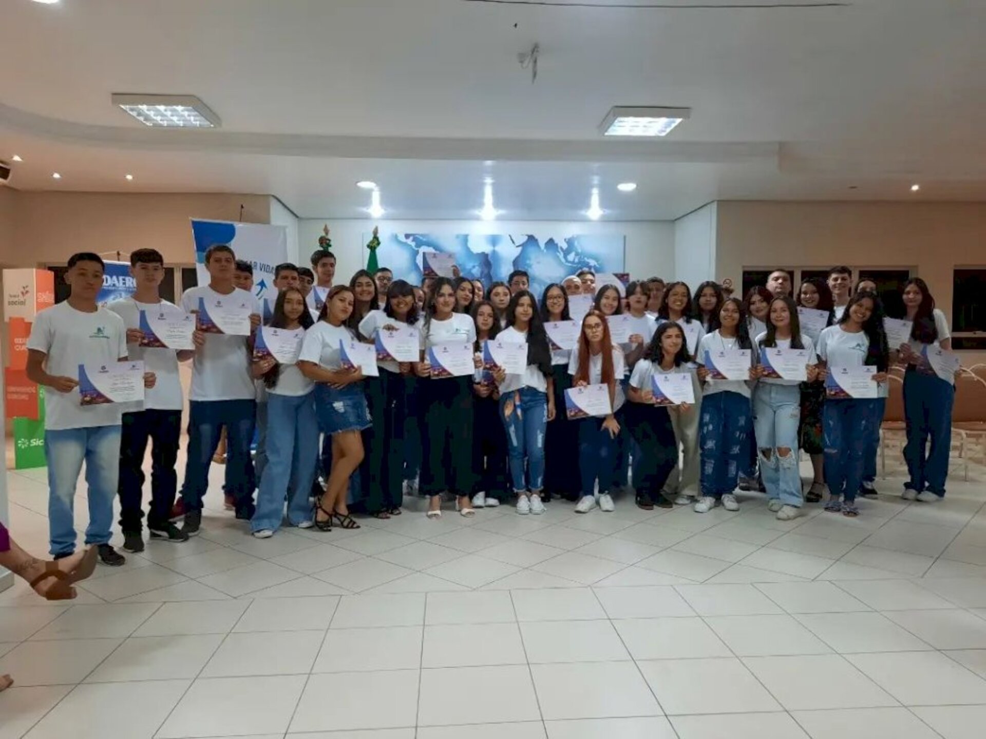 Os 49 estudantes são da Escola Estadual Lilia Guimarães