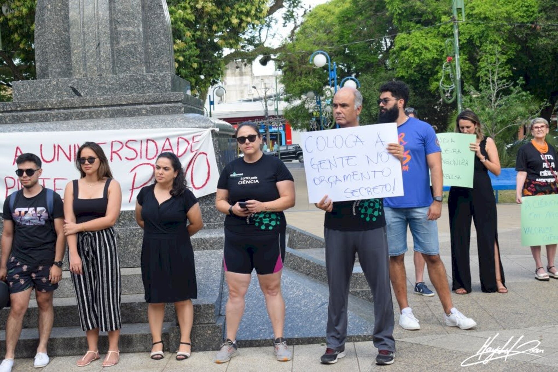 Estudantes de pós-graduação na mobilização na Praça Barão do Rio Branco.