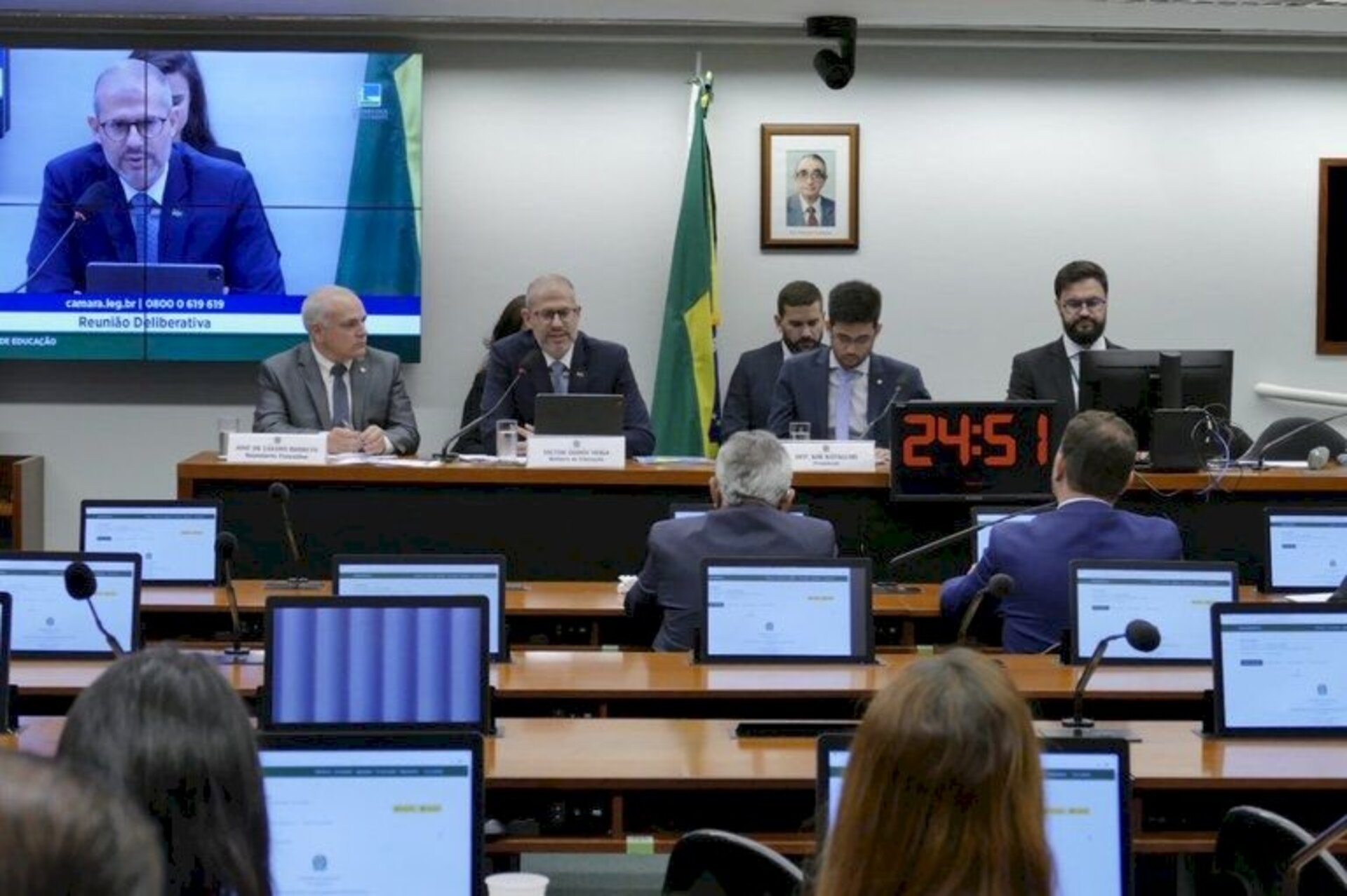 Ministro da Educação prestando esclarecimentos em audiência pública