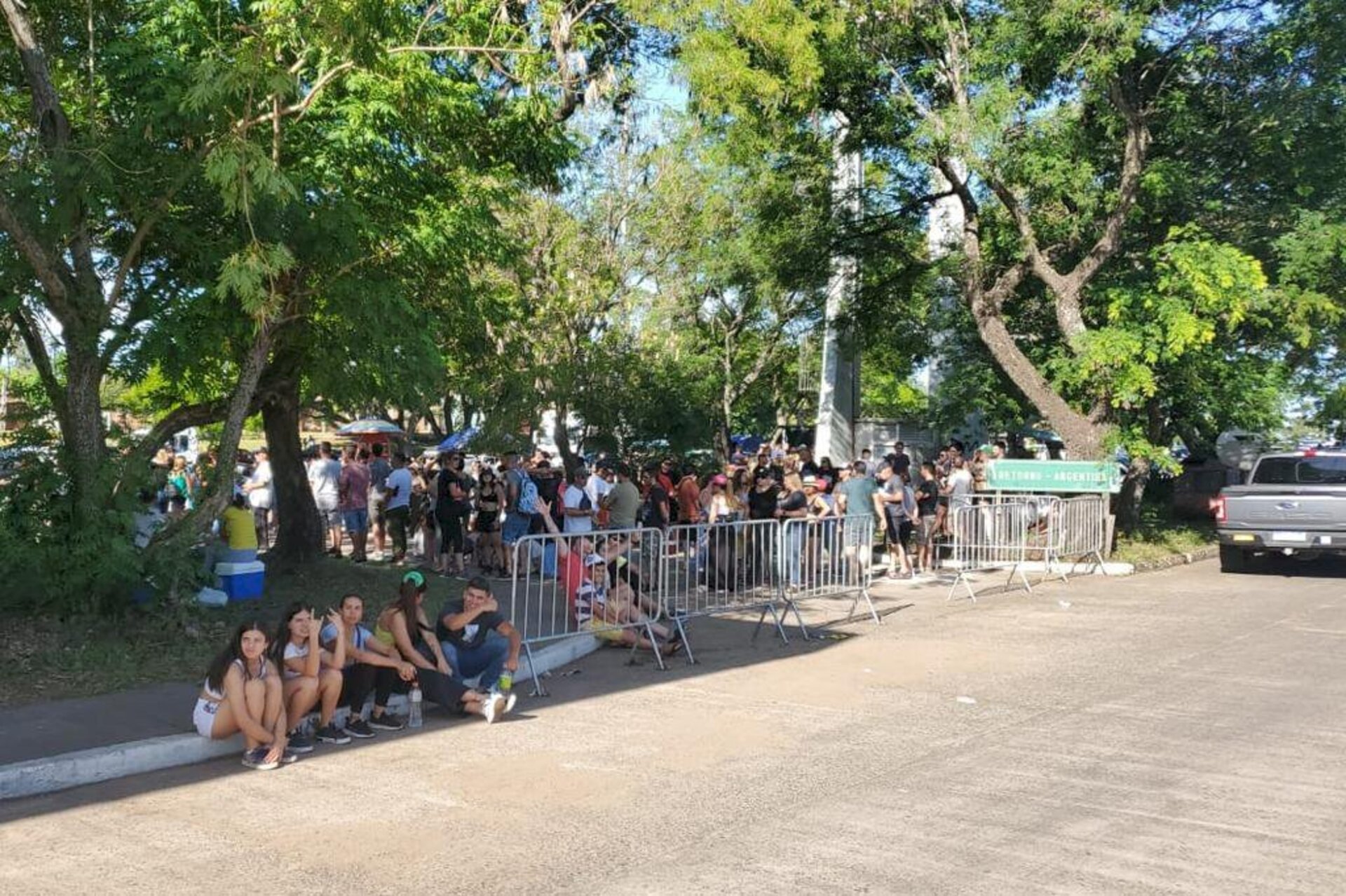 Argentinos chegam a esperar até oito horas para passar pela imigração argentina antes de entrar no Brasil