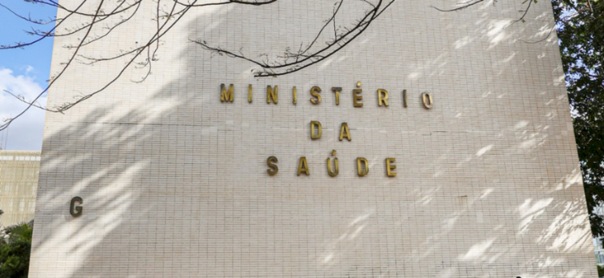 A obrigatoriedade de apresentação de prescrição médica eletrônica para retirar medicamentos do programa Farmácia Popular também foi revogada
