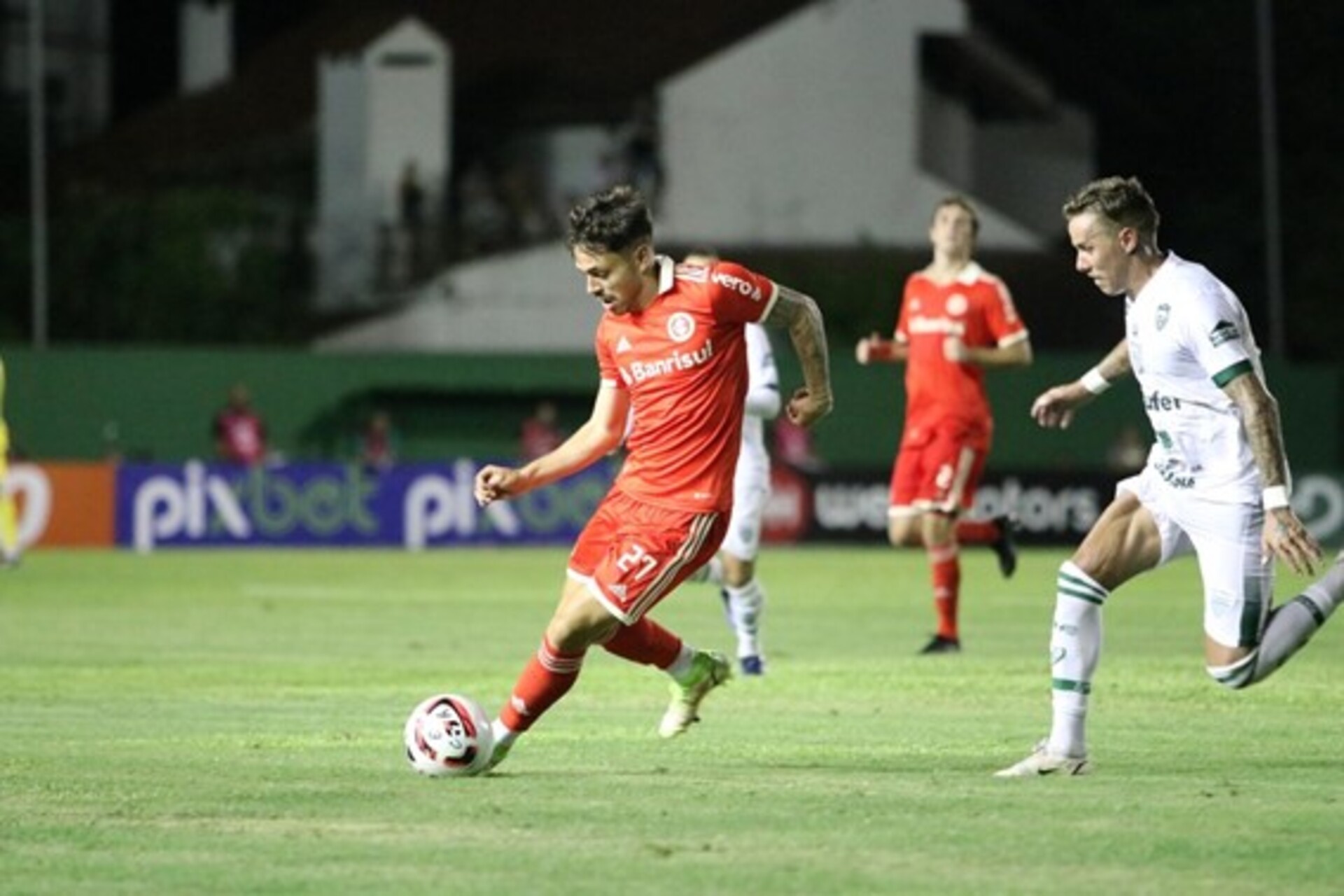 Mauricio tenta ajudar o Inter a engrenar na temporada.
