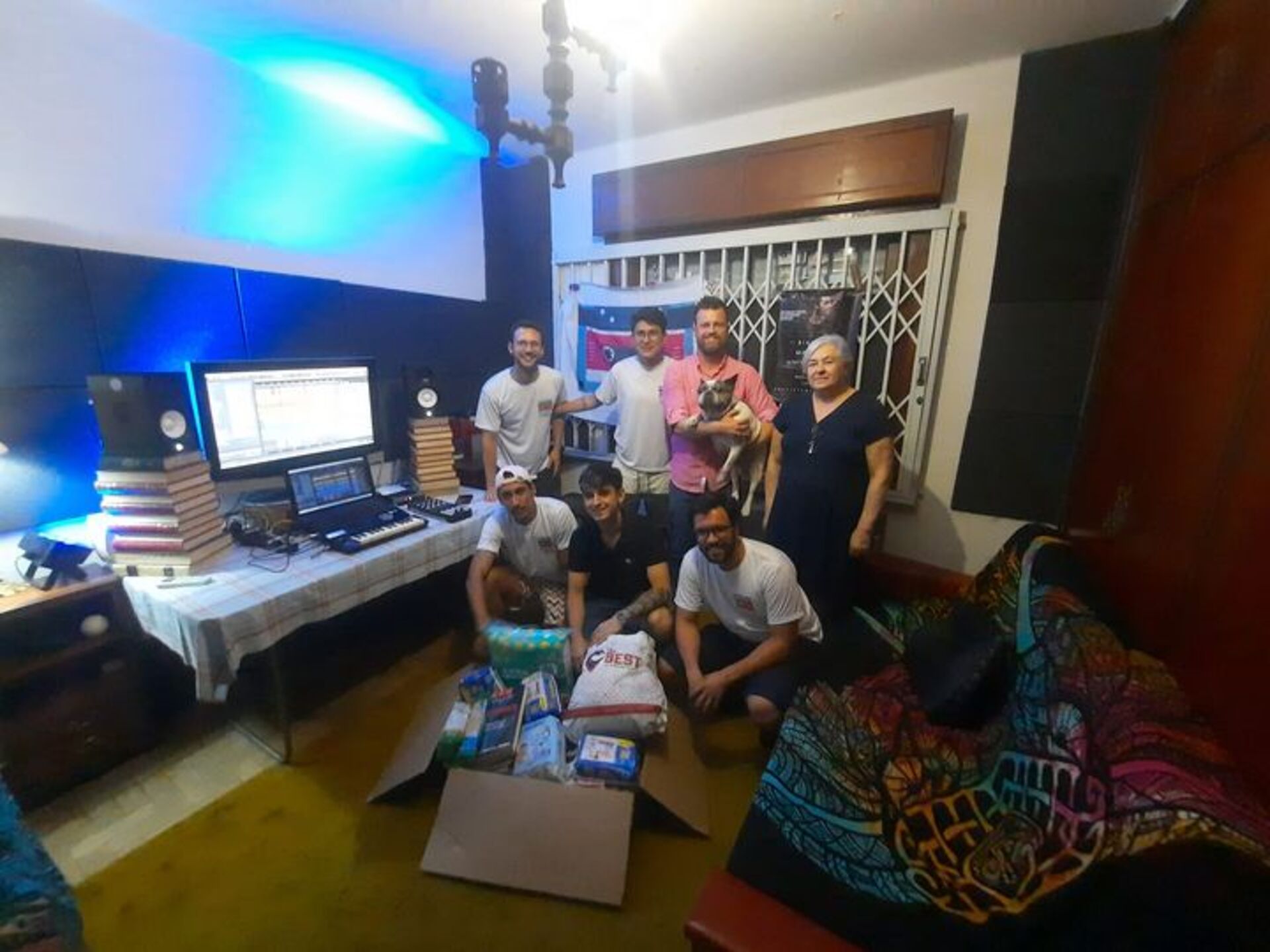 O grupo durante a entrega de donativos que foram arrecadados a partir do evento “Descubra a Praça”, junto do prefeito Ronnie Mello.