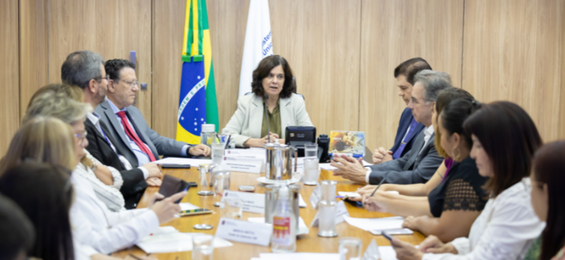 A ministra afirmou que está empenhada em resolver o impasse e garantir que o salário chegue aos profissionais.