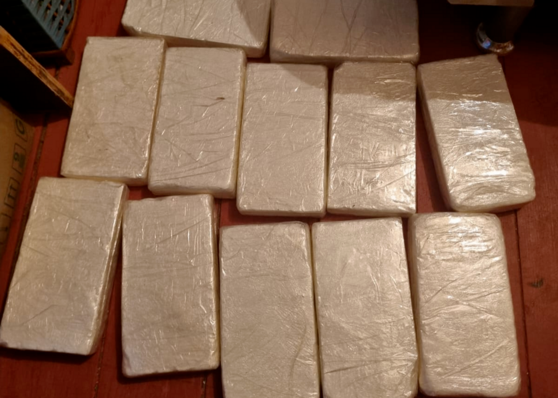 A droga foi encontrada embaixo do piso da casa.