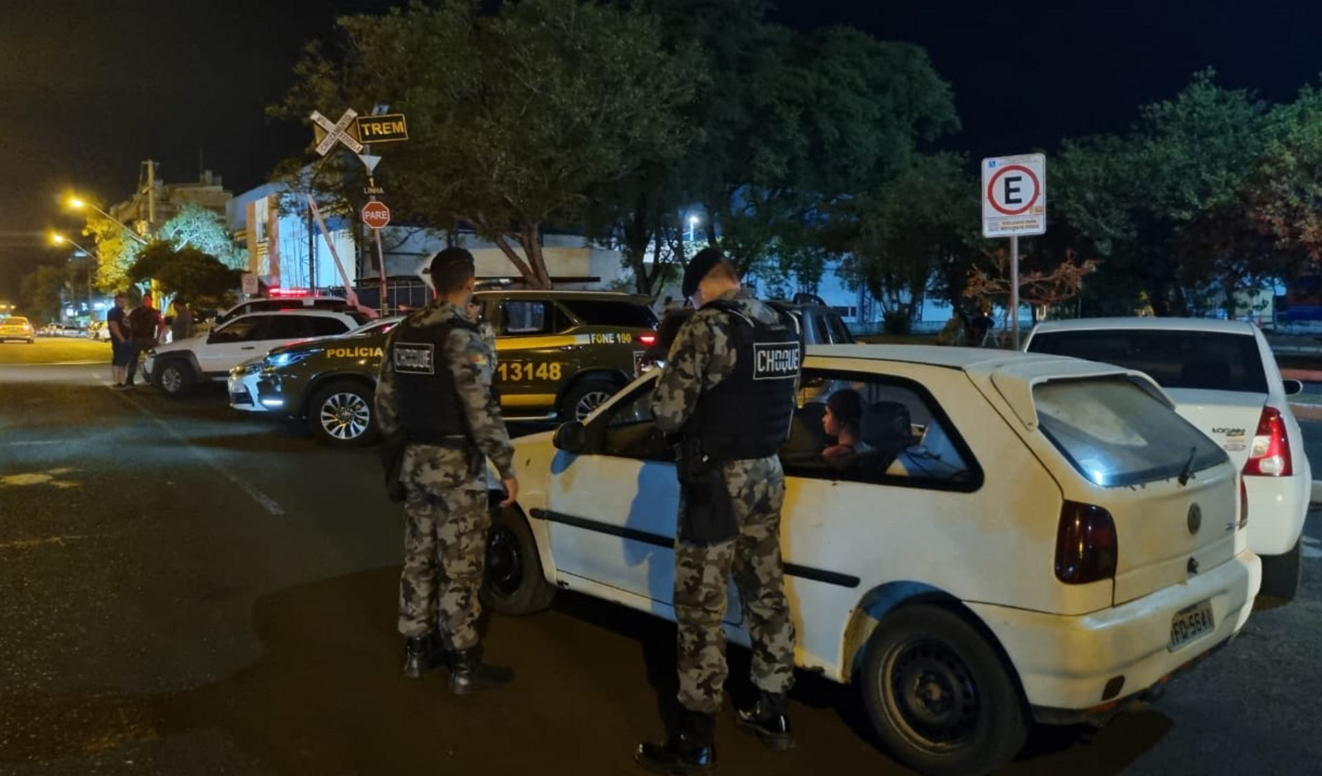 Policiais militares realizaram fiscalizações em veículos.