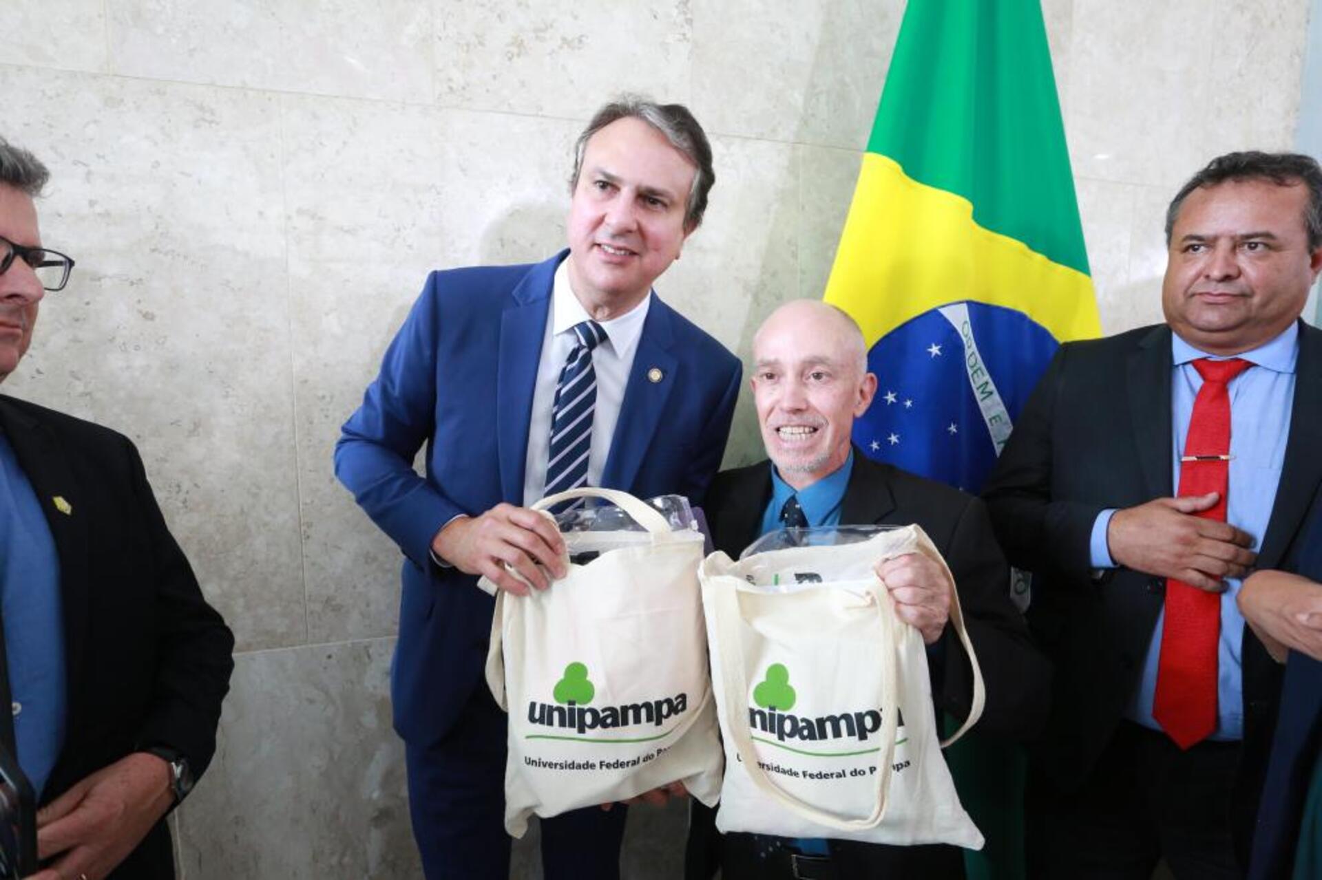 Na foto (da direita para a esquerda) o vice-reitor da Unipampa, Marcus Querol e o ministro da educação, Camilo Santana.