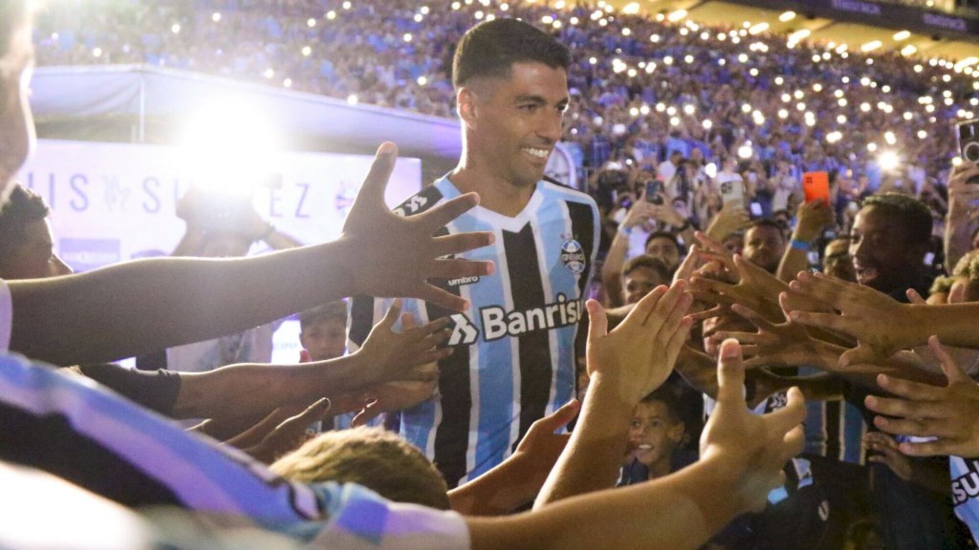 Suaréz entrando com a camisa 9 na arena