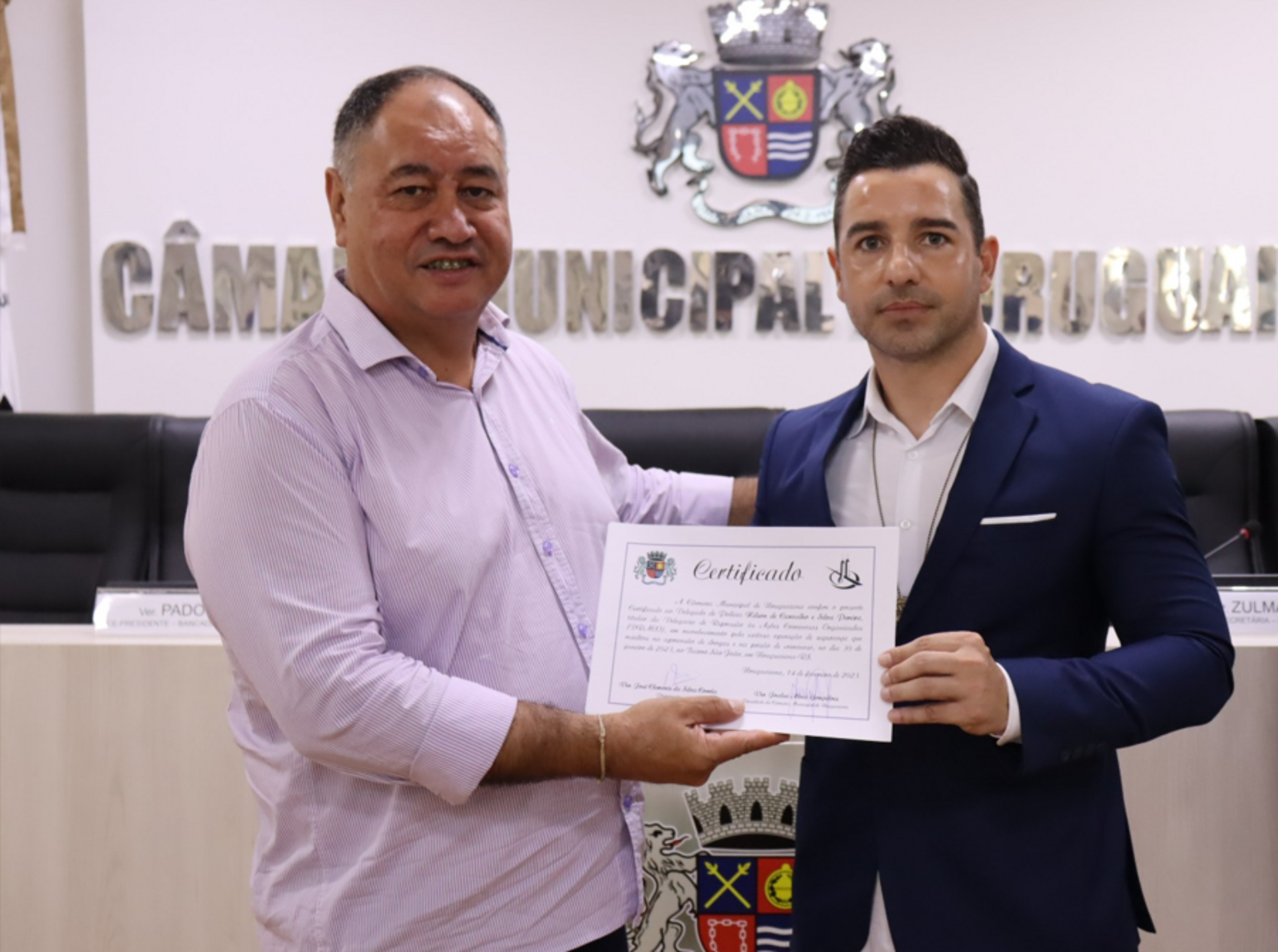 Vereador Clemente Correa propôs homenagem, que foi entregue ao delegado Nilson de Carvalho.