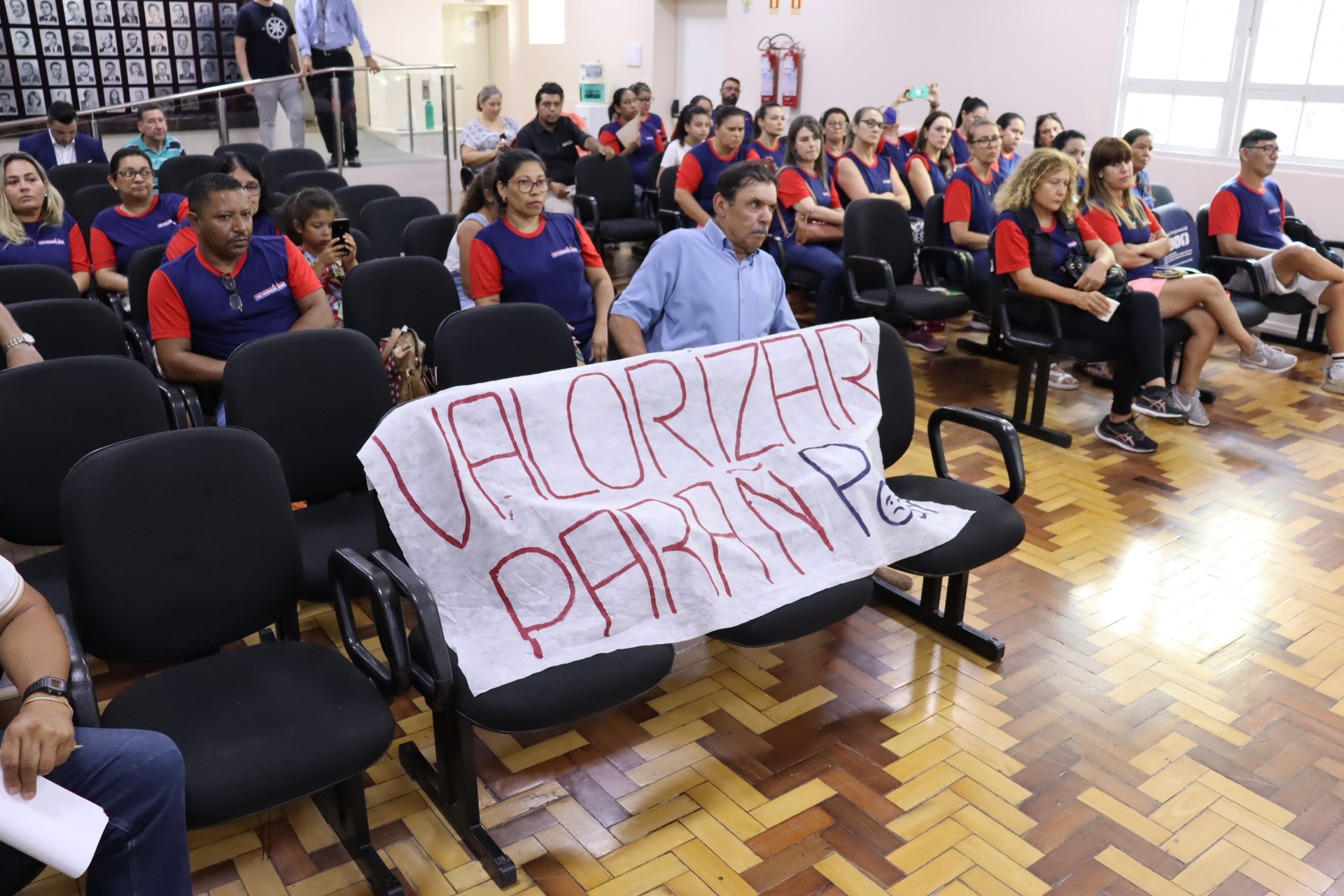 Amobilização teve como objetivo requerer a aplicação do piso e fontes de financiamento pela União, estados e município.