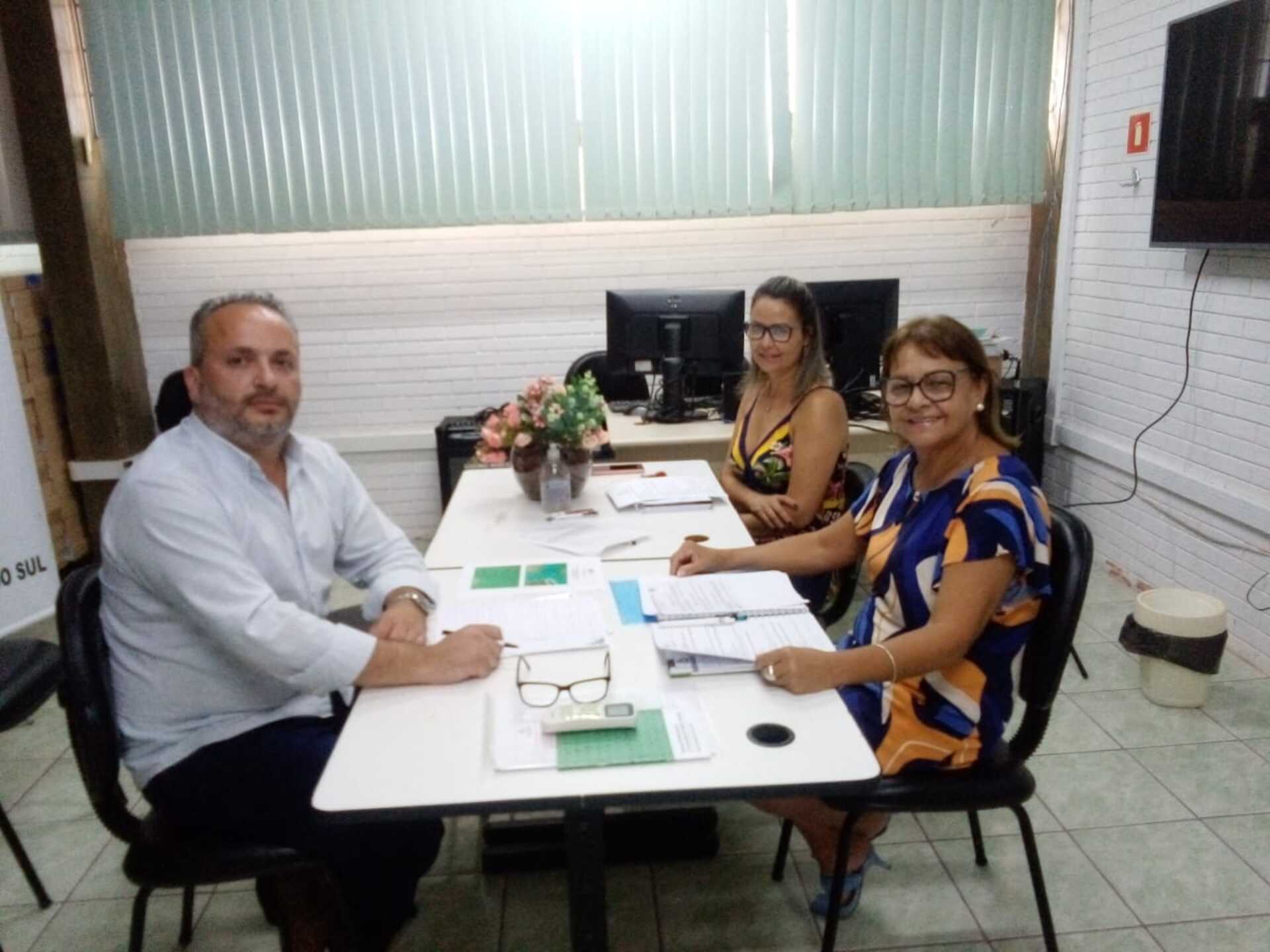 Reunião com o cooordenador Adjunto, Jorge Brum, a assessora de obras, Marilda Calvet e a Coordenadora da 10ª CRE, Sara Cardoso.