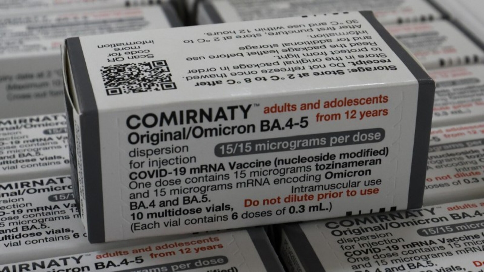 A vacina bivalente, produzida pela Pfizer, foi produzida em cima de duas variantes da Ômicron.