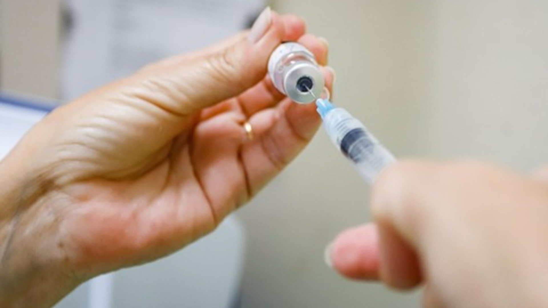 A vacina bivalente protege contra a cepa original do coronavírus e as subvariantes ômicron.