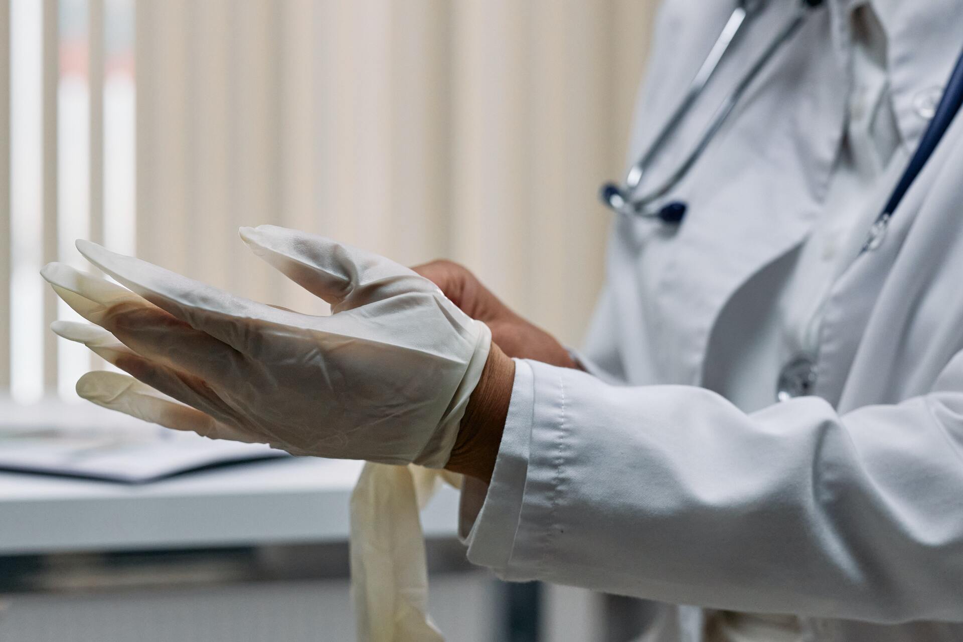 O atual índice brasileiro de 2,56 médicos por mil habitantes já é compatível com o de países como Estados Unidos e Canadá.