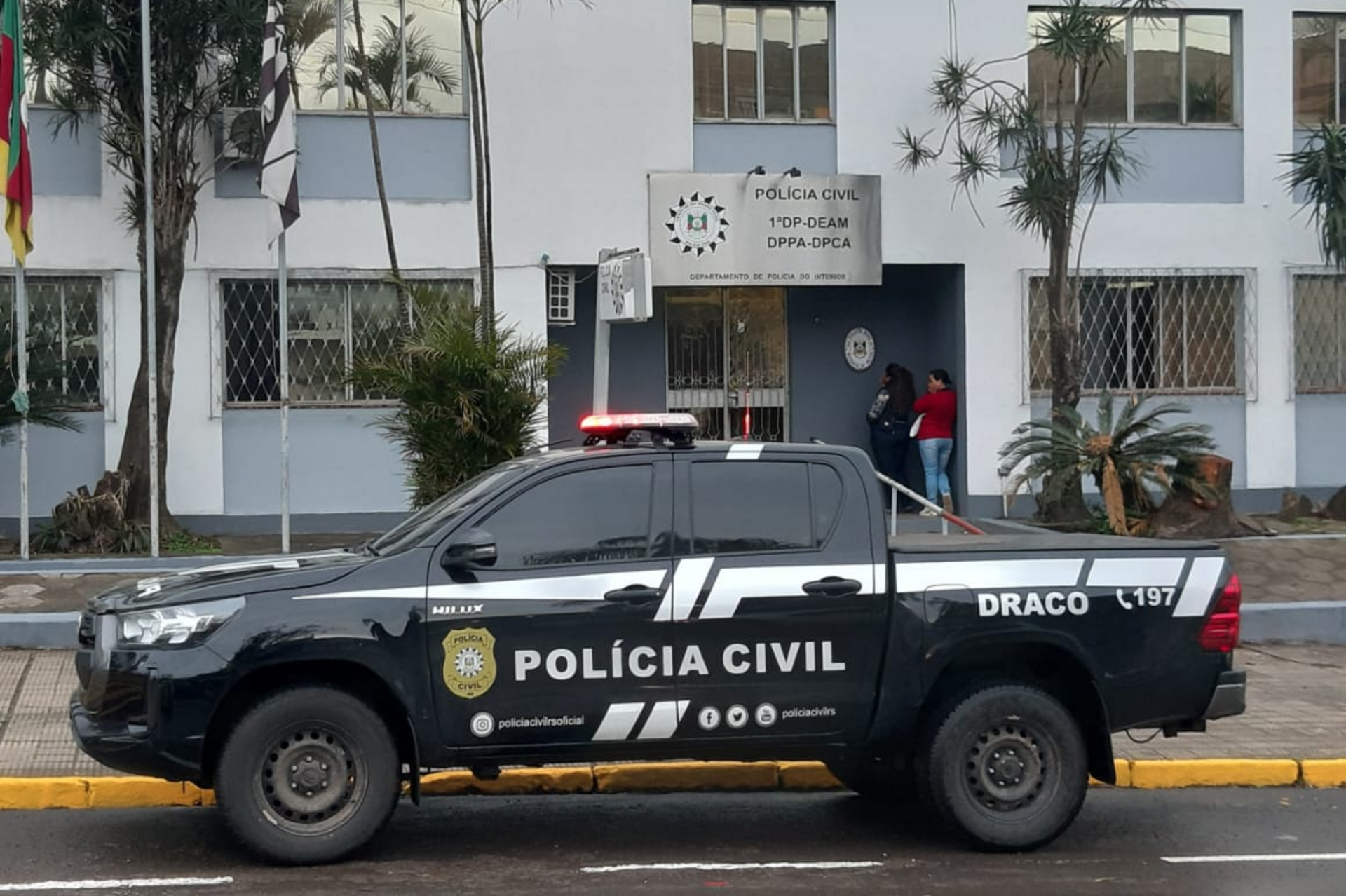 A equipe da Draco apreendeu as drogas, dinheiro e telefones celulares.