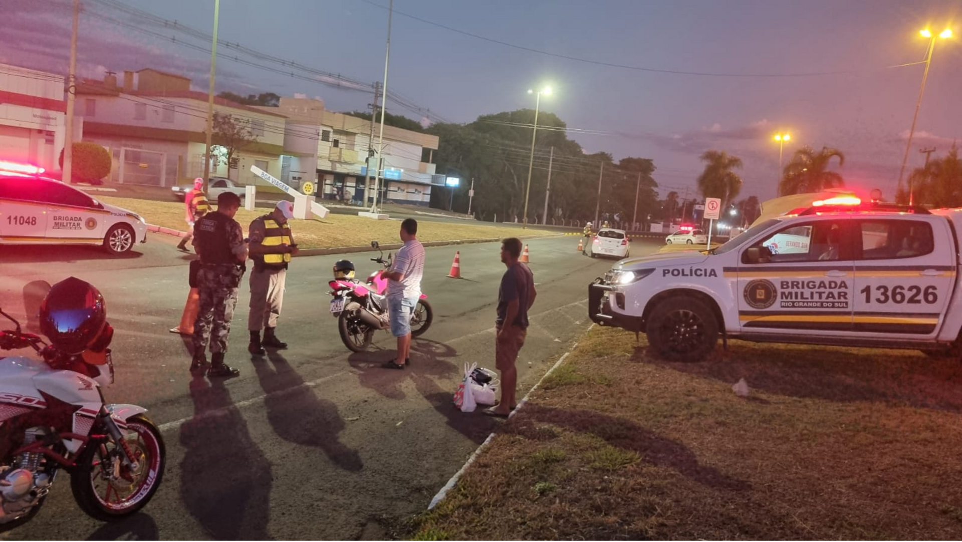 Policiais da Brigada Militar fiscalizaram 240 veículos.
