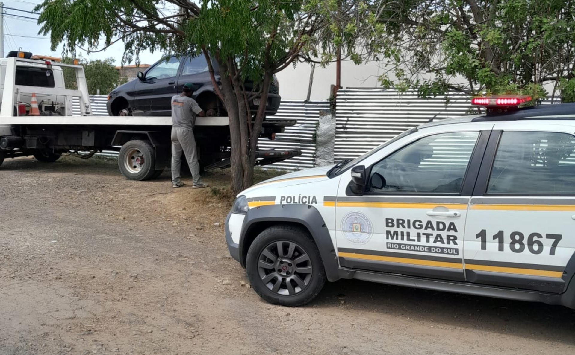 Automóvel foi recuperado no bairro Vila Júlia.
