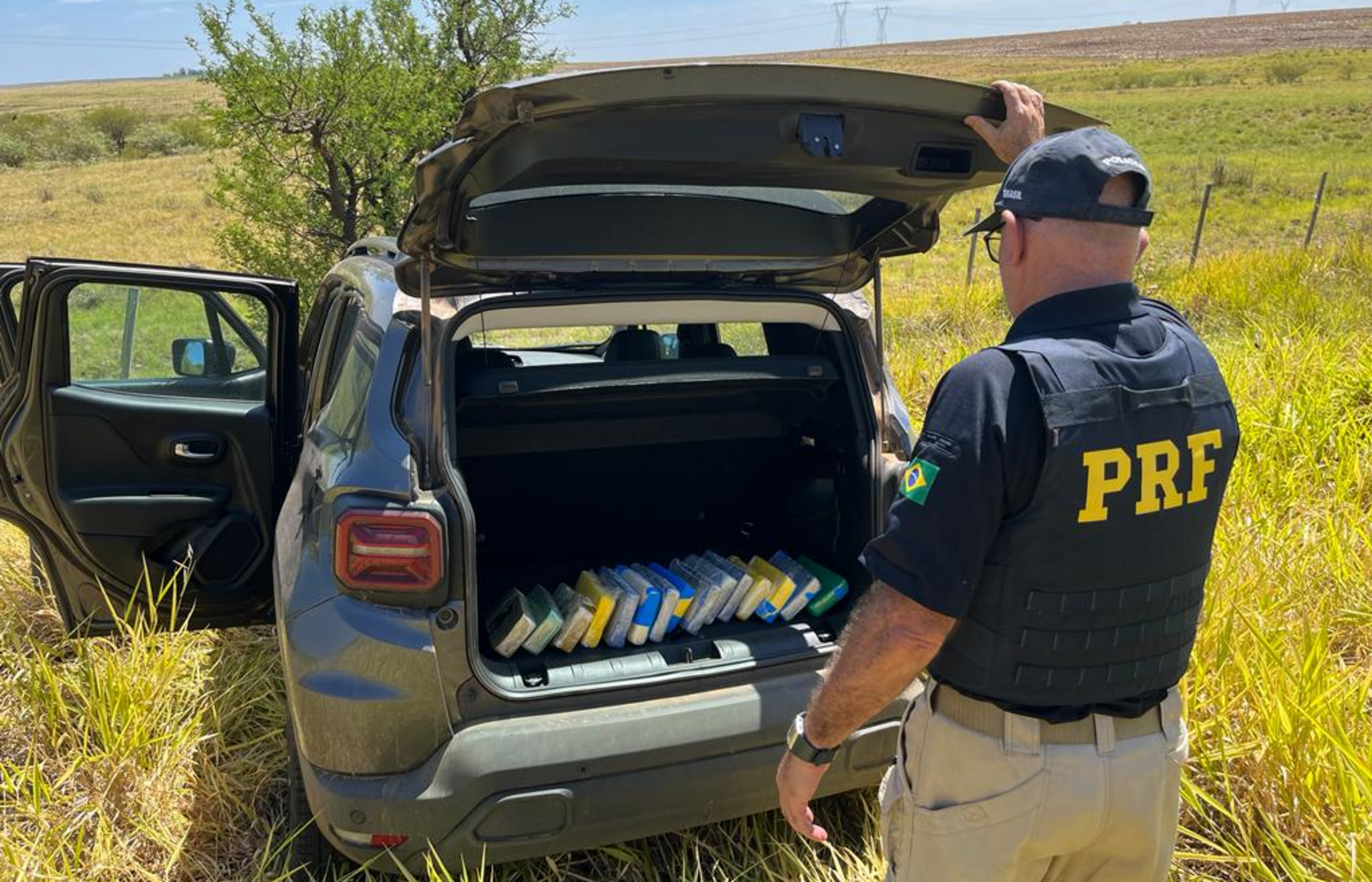 Criminosos transportavam cocaína e crack em um Jeep Renegade.