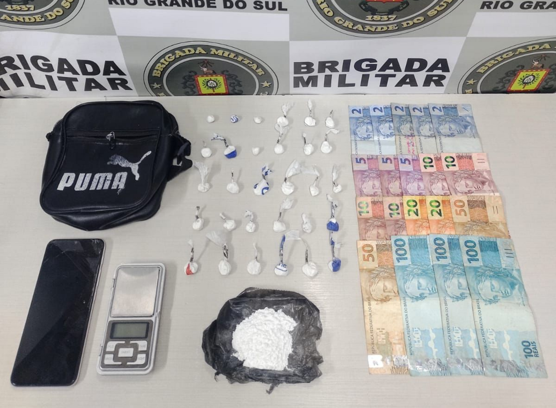 Foram apreendidas drogas, dinheiro e demais objetos utilizados para o tráfico.