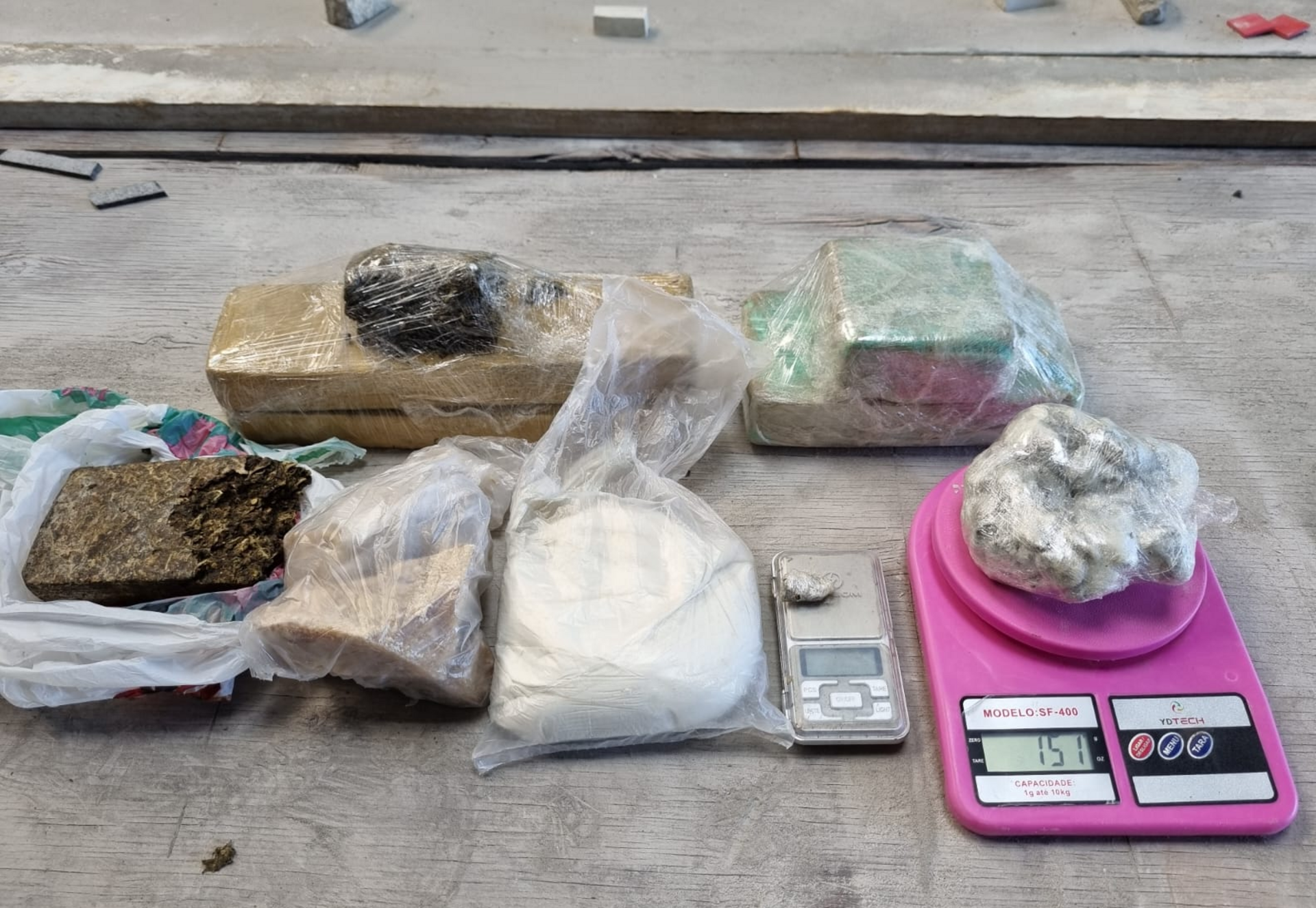 Policiais apreenderam cinco quilos de droga na ação.
