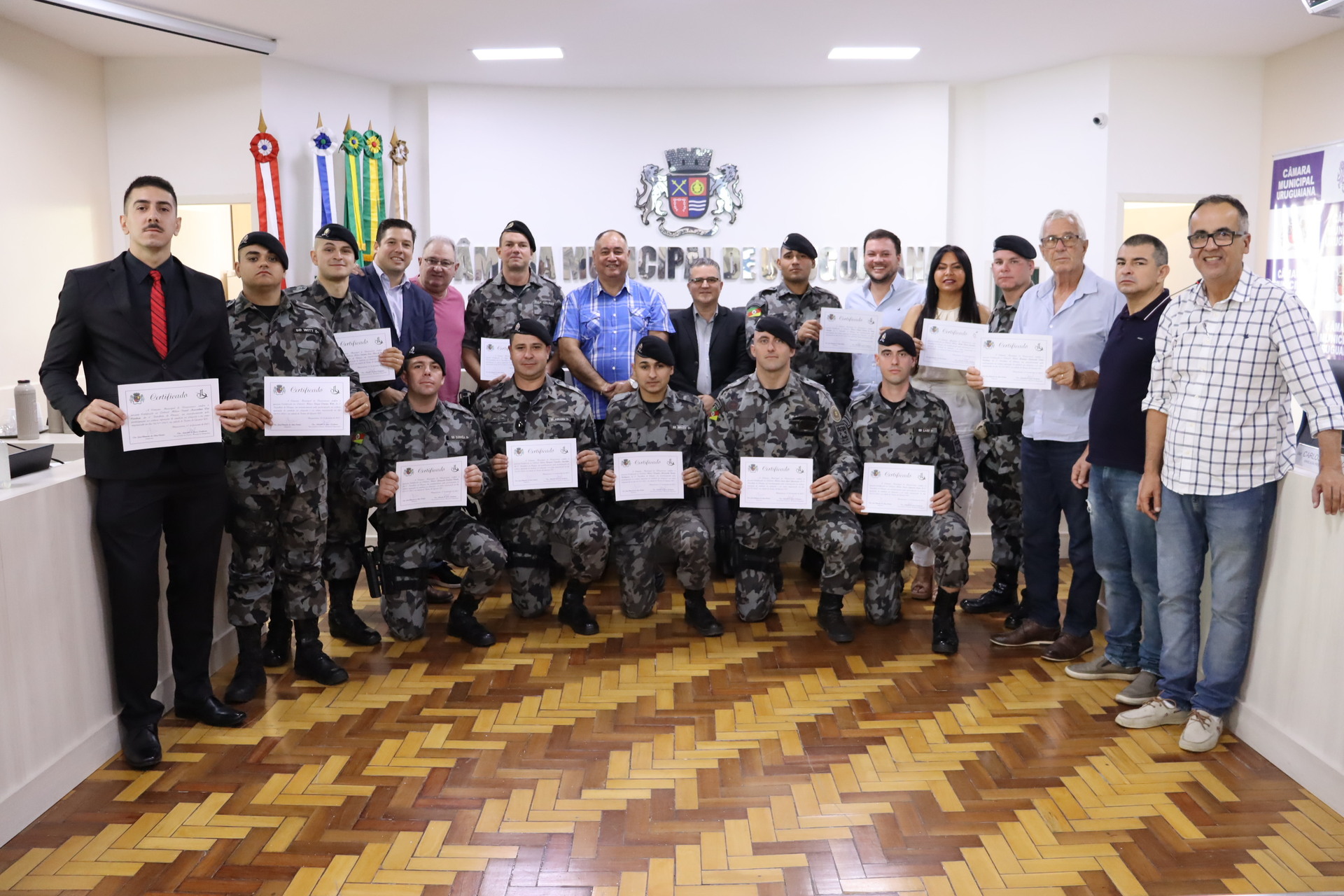 Policiais militares de 6º Batalhão de Polícia de Choque receberam moções na Câmara.