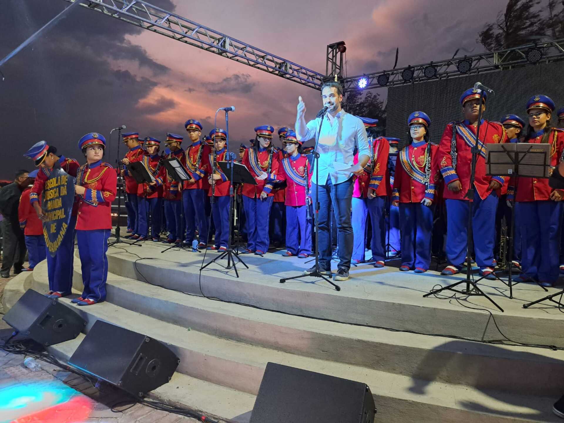 Governador Eduardo Leite durante discurso na inauguração da nova Orla do Rio Uruguai.