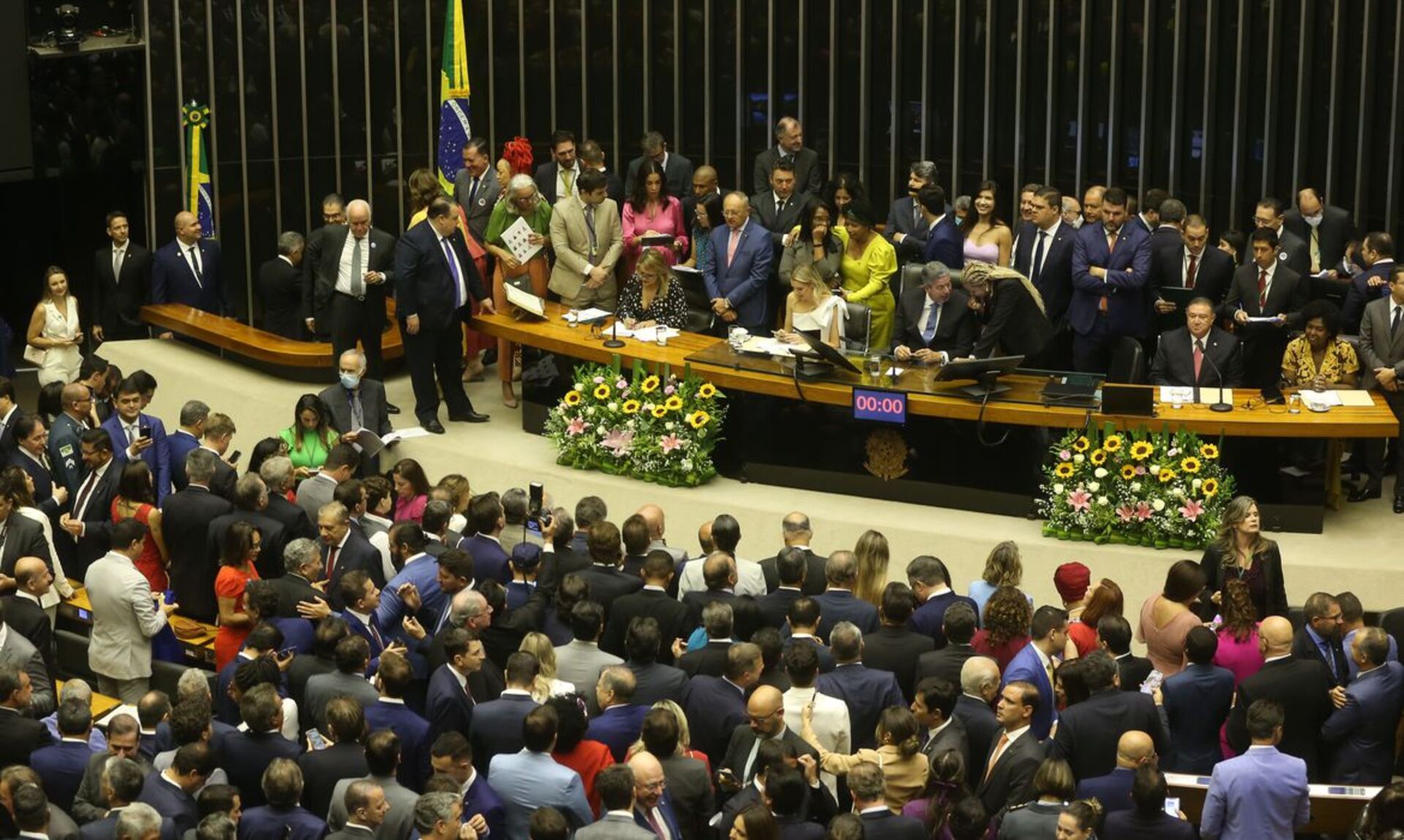 Cerimônias de posse ocorreram nesta quarta-feira, antes das eleições para Presidência das duas casas