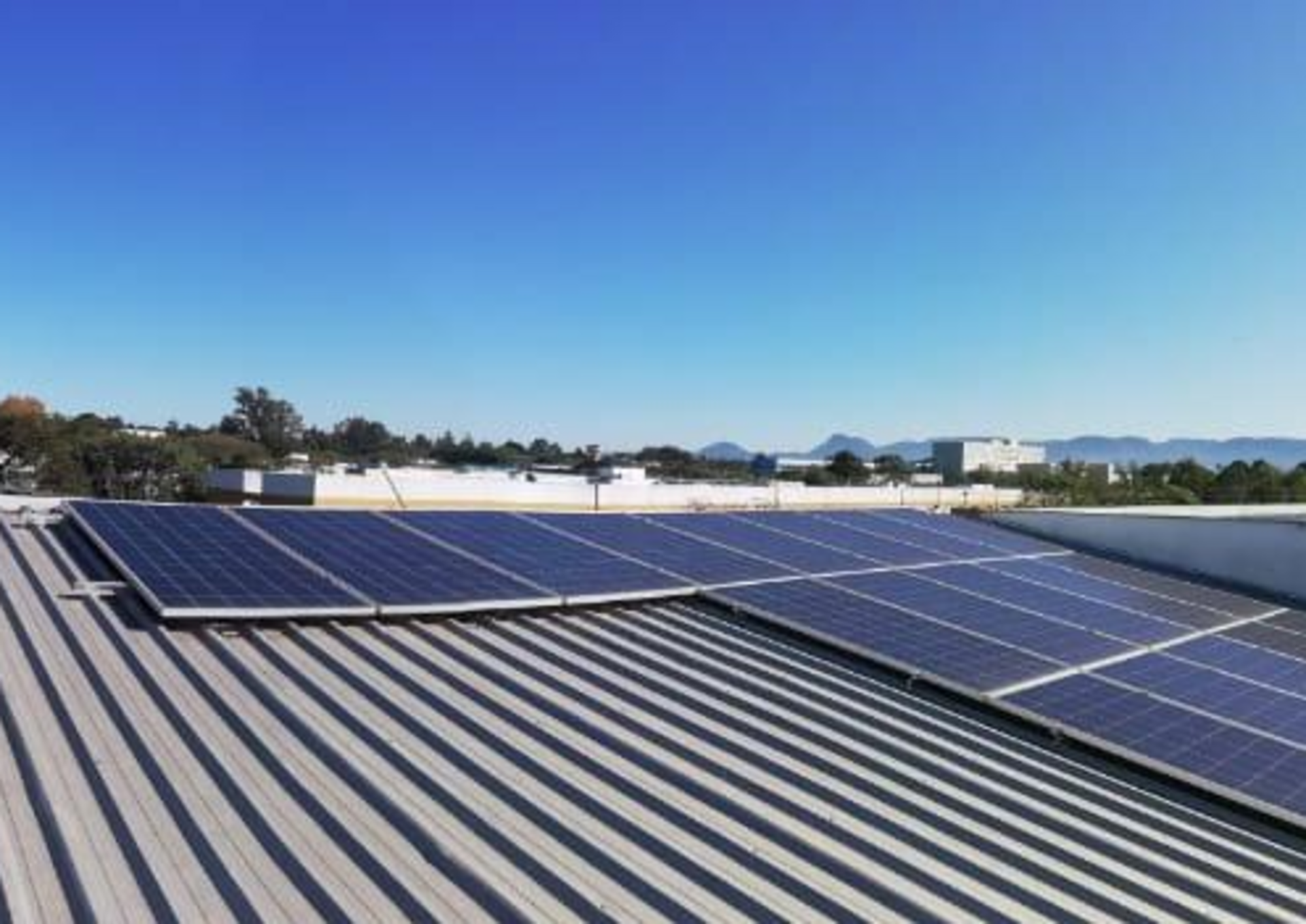 Placas solares instaladas no telhado do bloco 60 da Casa do Estudante Universitário.