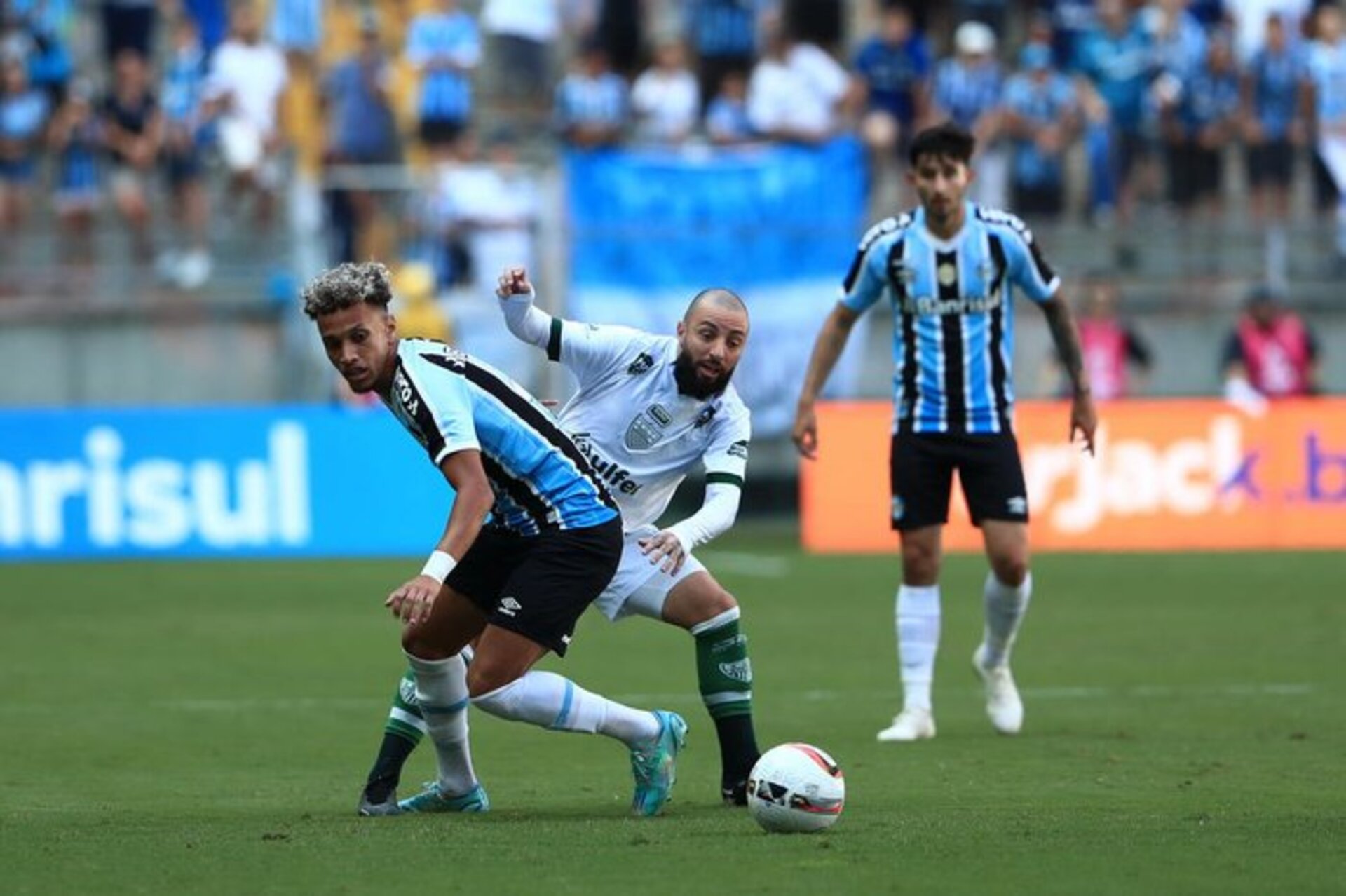 Grêmio teve problemas defensivos contra o Avenida, mais uma vez.