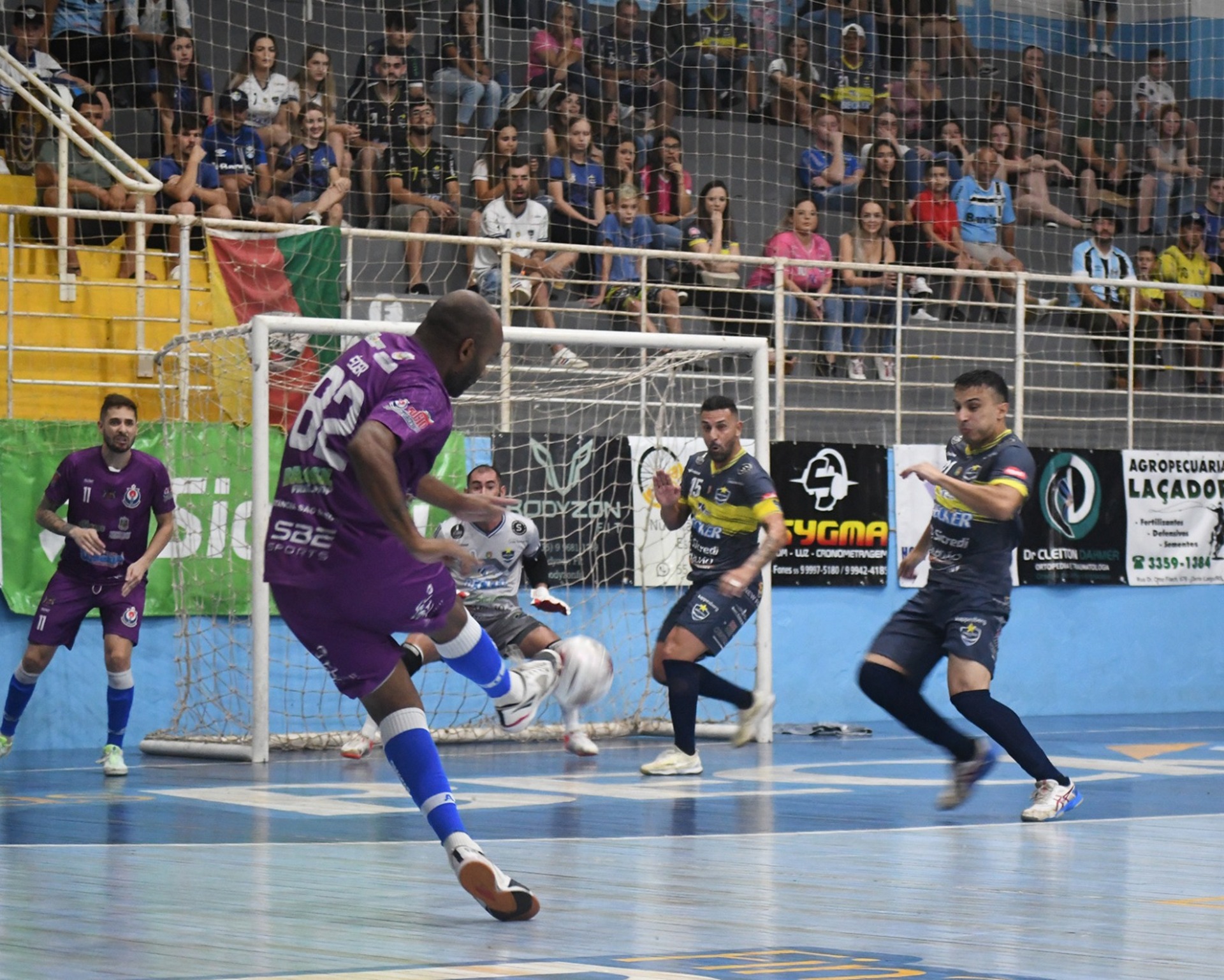 Mesmo sendo um jogo equilibrado em ambas as etapas, a equipe sofreu gols em momentos importantes da partida.