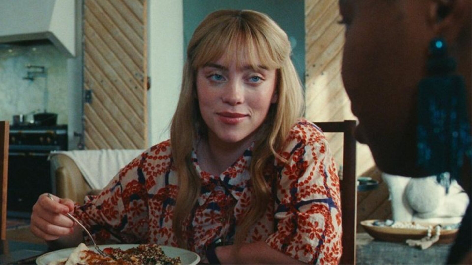 Em Enxame, série produzida e escrita por Donald Glover, Billie Eilish interpreta Eva.