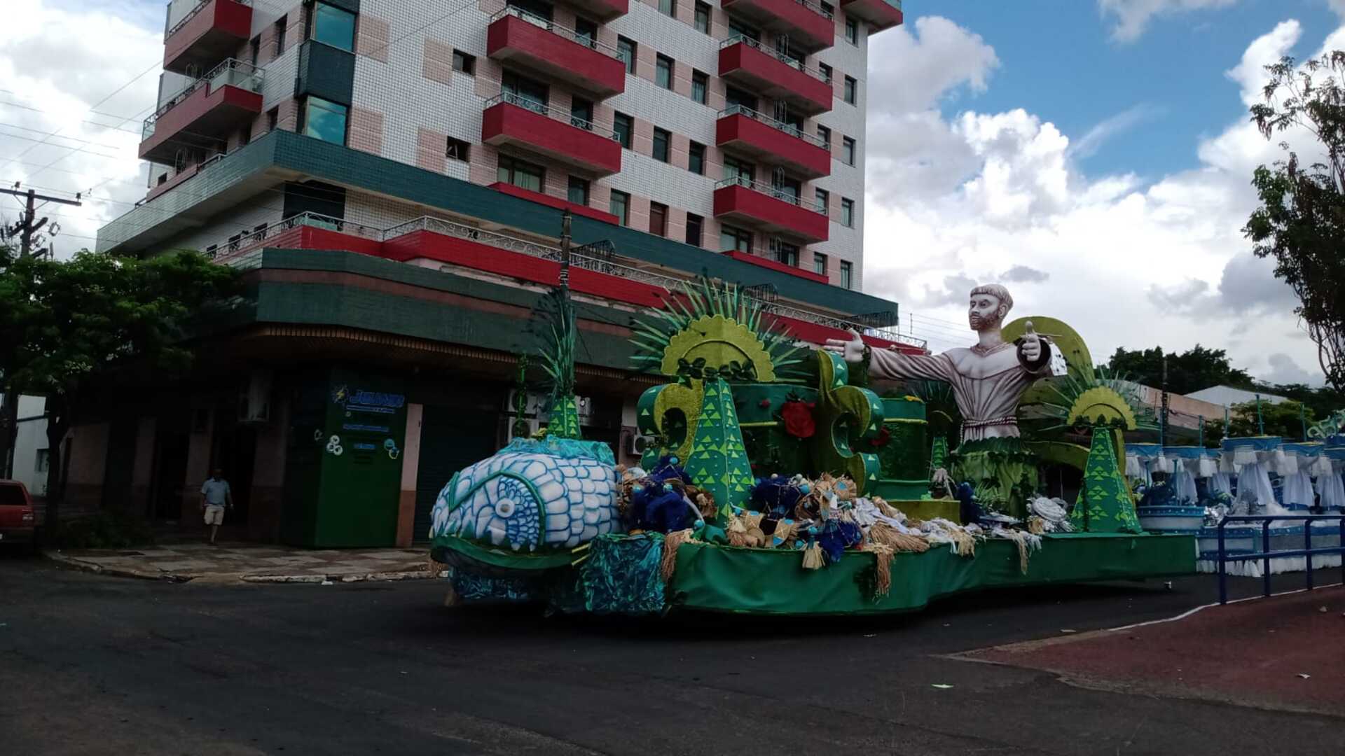 No sentido centro-bairro ainda enconttra-se carros alegóricos na via.