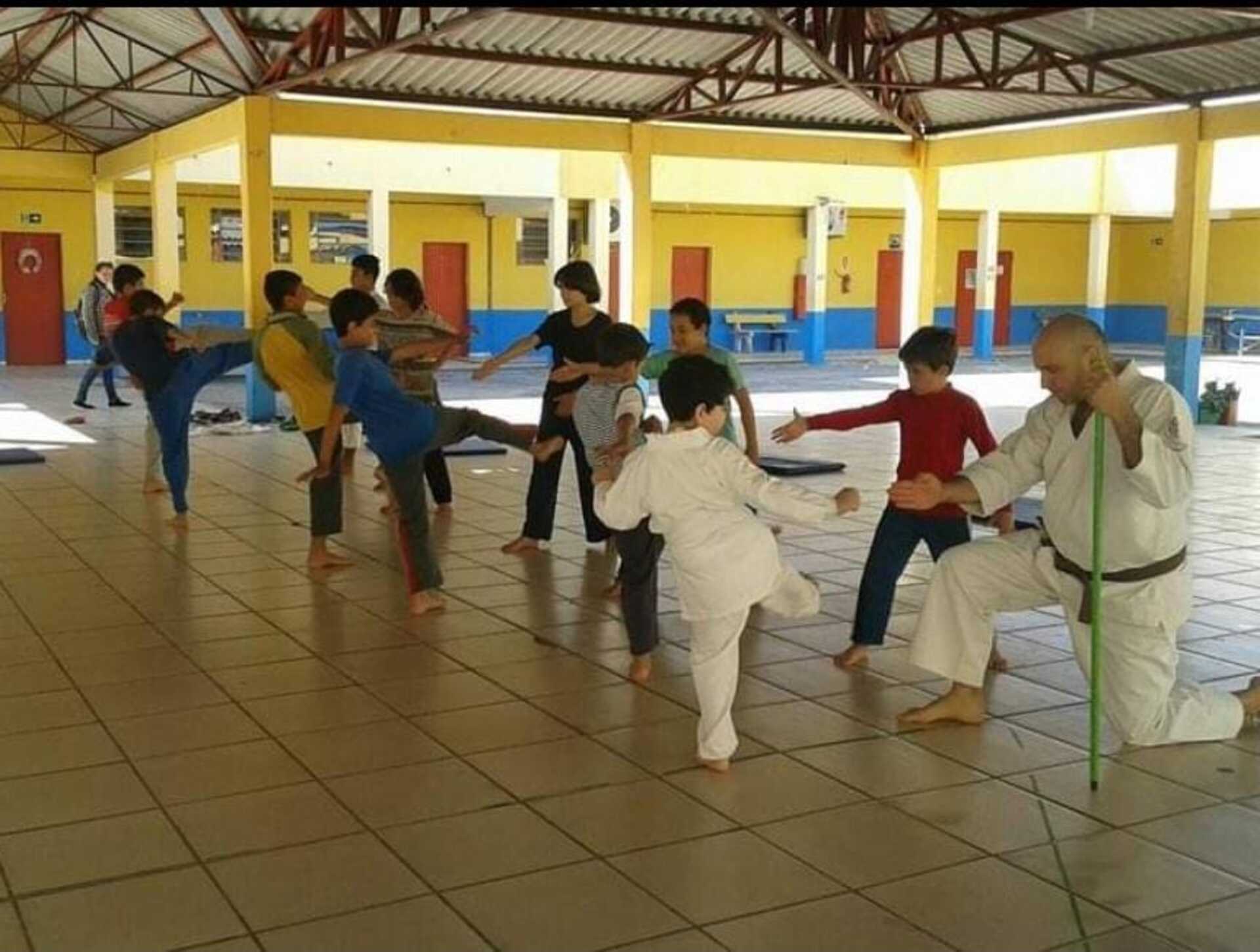 O projeto proporciona aos alunos um esporte em que eles possam aprender a disciplina, respeito e convívio com a família.