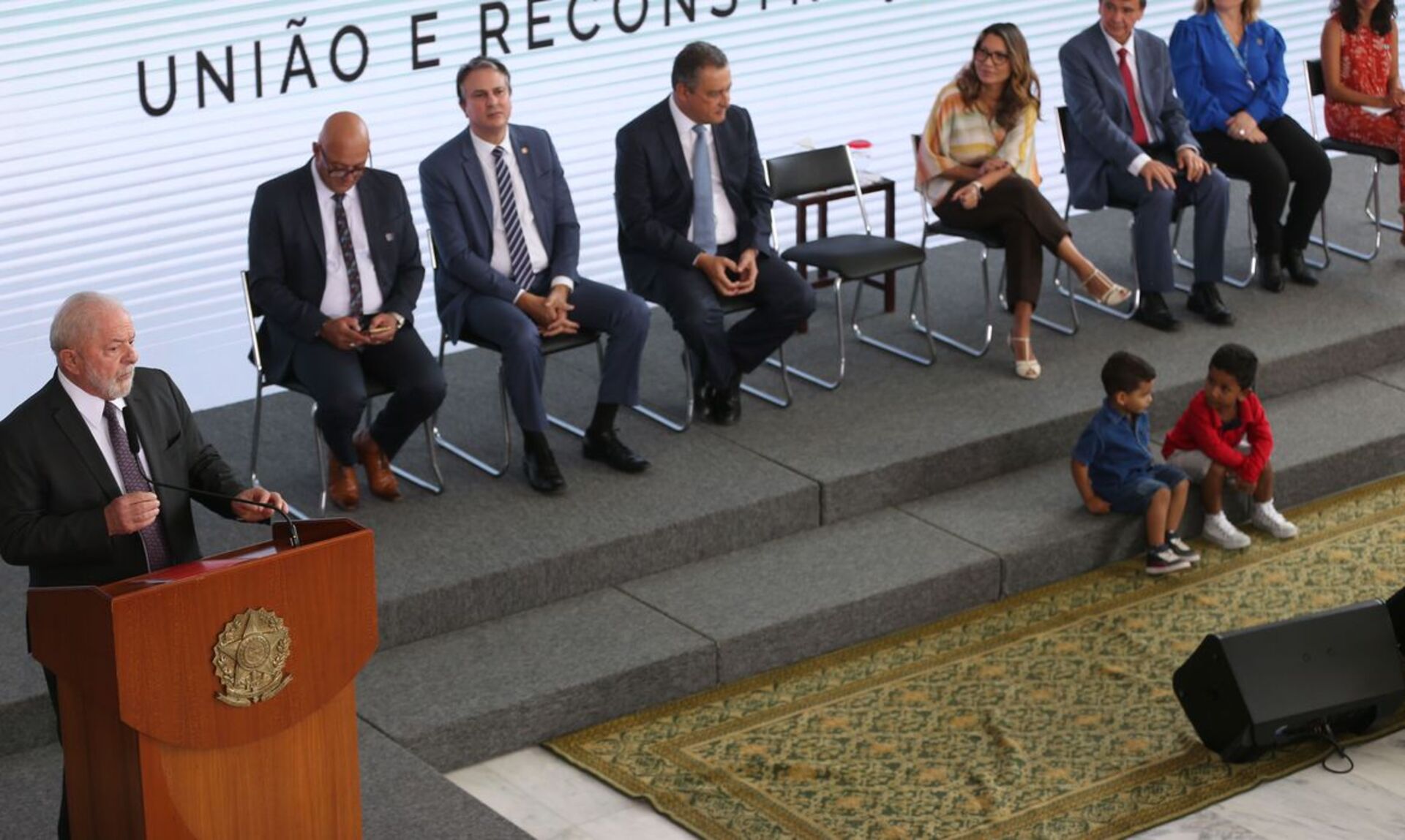 61-Lula assinou ontem medida provisória que recria o programa de transferência de renda.