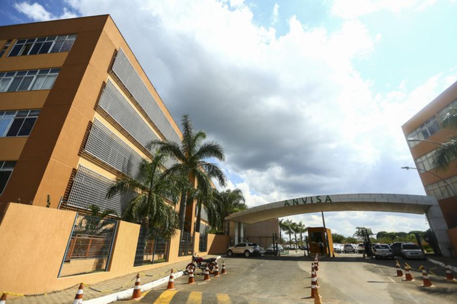 A Anvisa informou que suspensão vale até que sejam apresentados dados que comprovem a eficácia do medicamento contra as variantes em circulação.