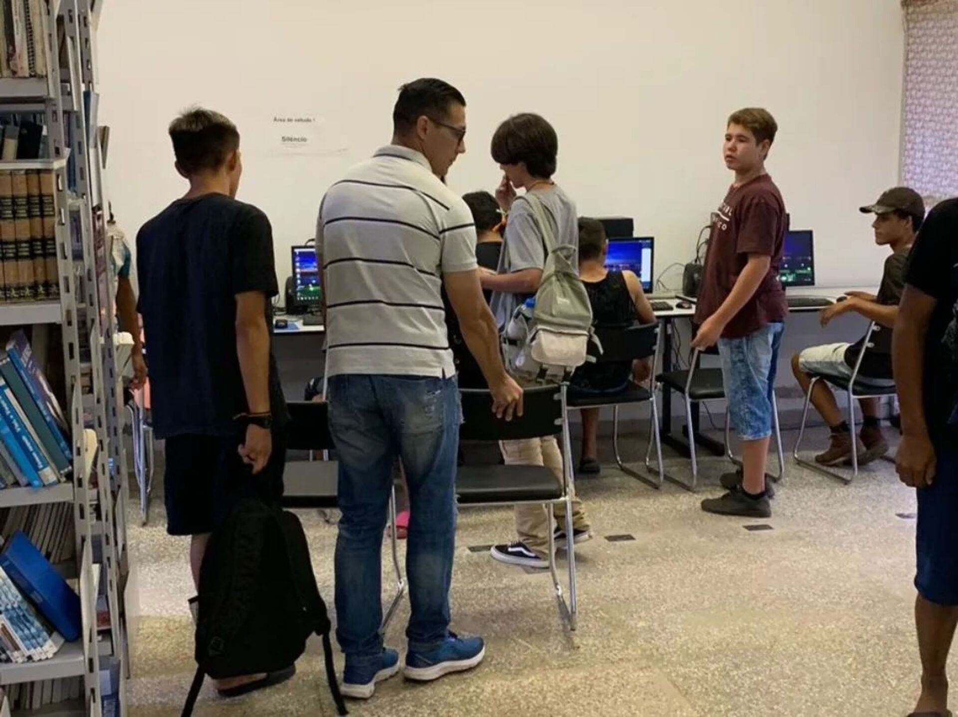 As aulas do Projeto Inclusão Digital acontecem na Praça do Esporte e Cultura, no bairro Rui Ramos.